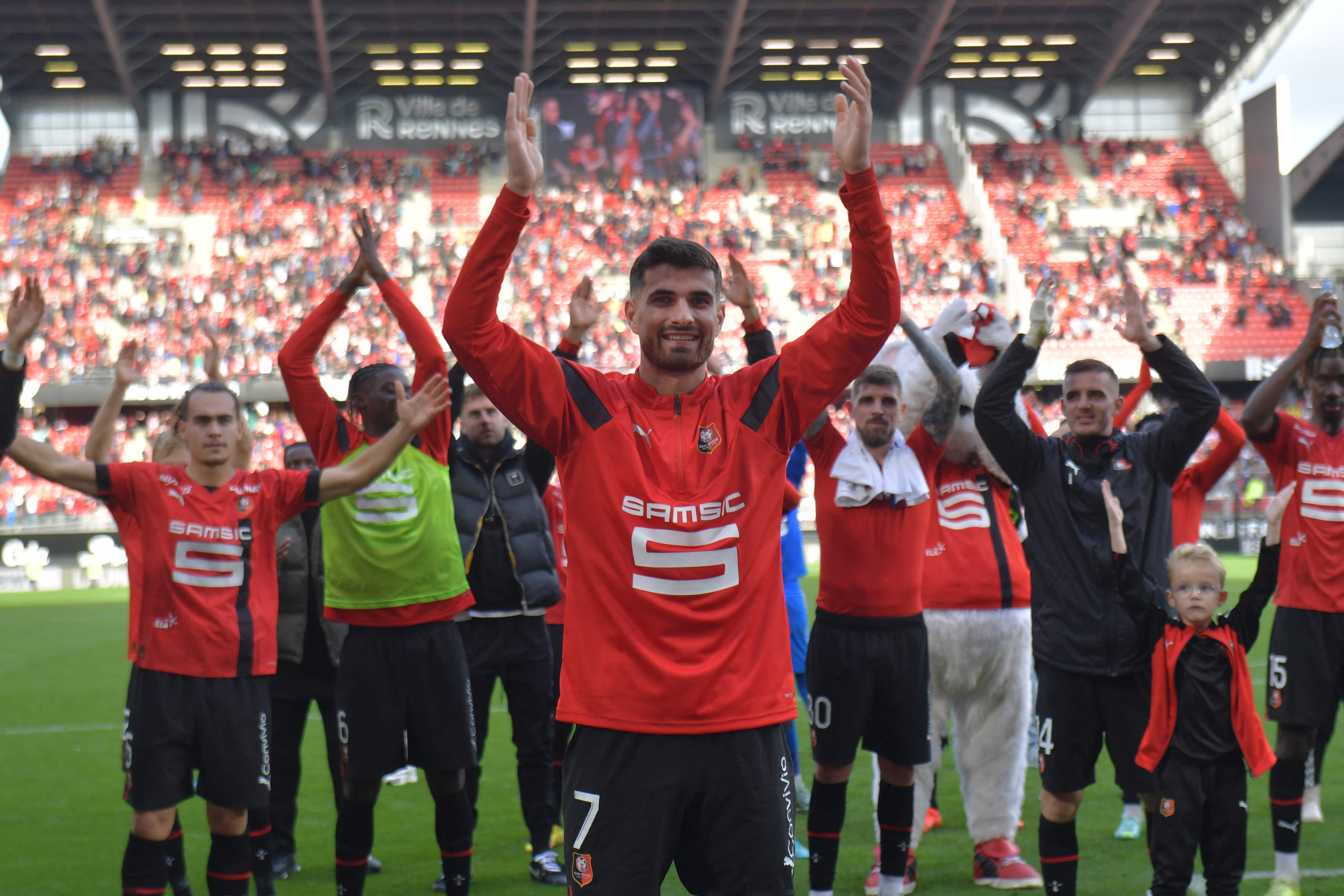 Para pemain Rennes menyapa pendukung mereka usai mengalahkan Lyon di laga Ligue 1.