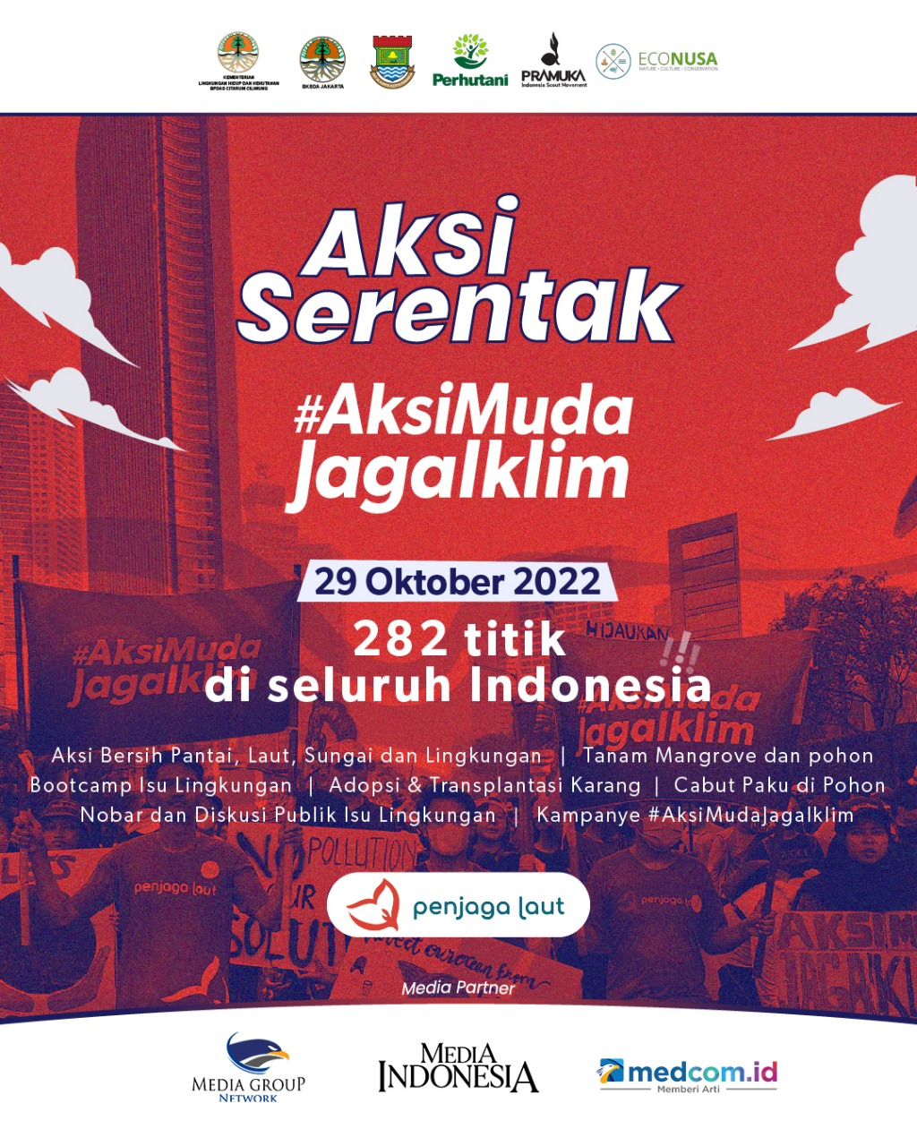 Penjaga Laut bersama orang muda melakukan aksi serentak jaga bumi dalam Aksi Muda Jaga Iklim (AMJI) 2022 pada Sabtu (29/10).  