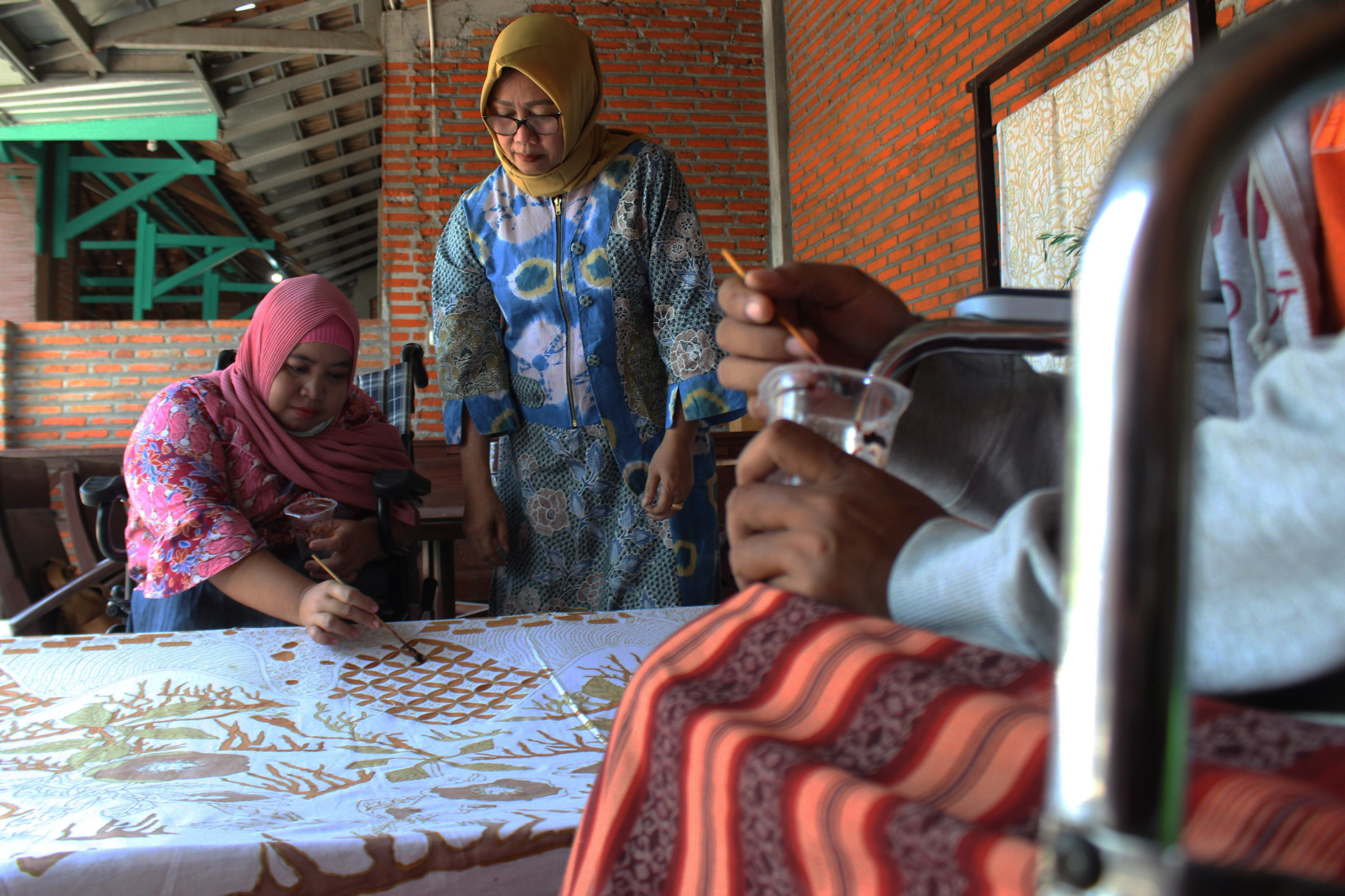 Penyandang disabilitas membatik dengan teknik tulis di Dusun Jambu, Desa Jabon, Kabupaten Jombang, Jawa Timur, Rabu (28/9/2022).
