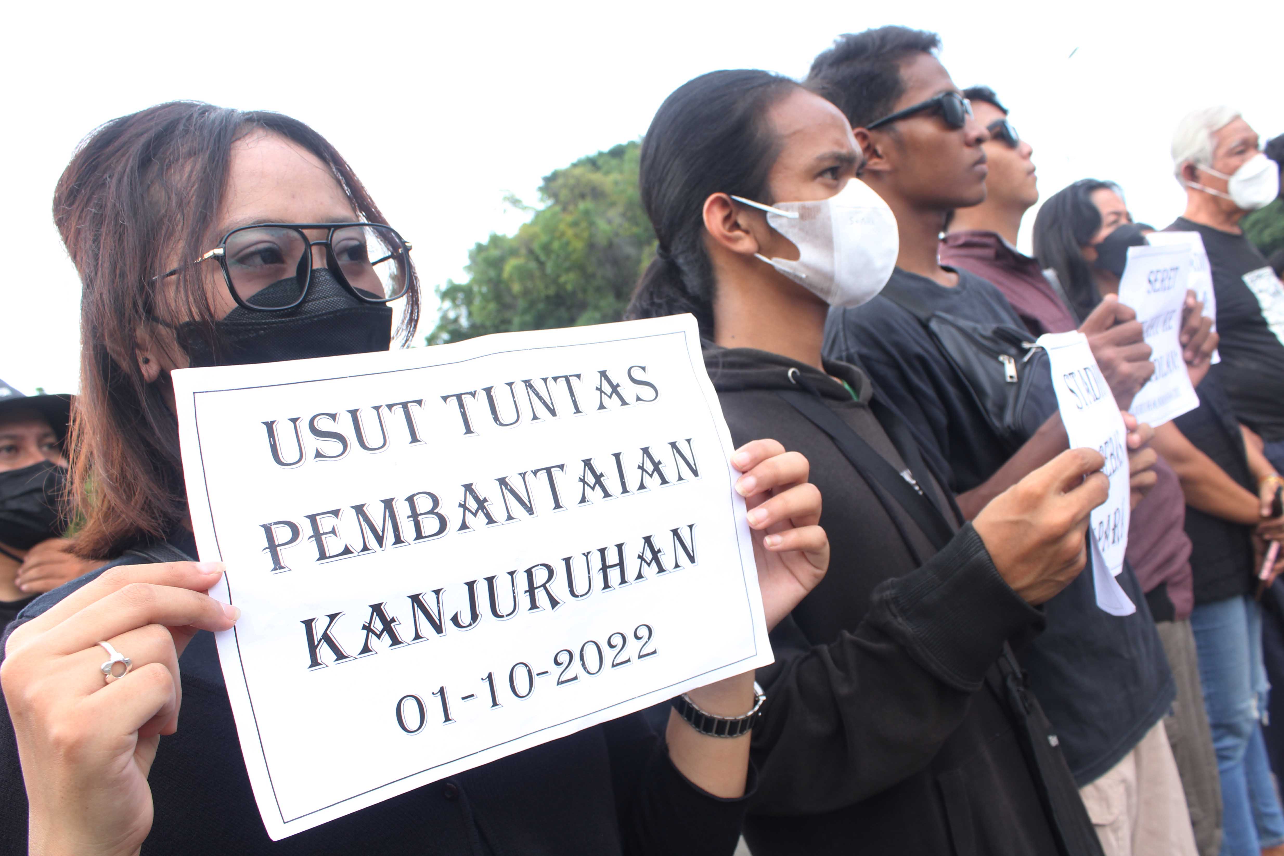 Massa Aksi Kamisan 750 menggelar orasi di seberang Istana Negara, Jakarta, Kamis (27/10), menuntut penyelesaian Tragedi Kanjuruhan.