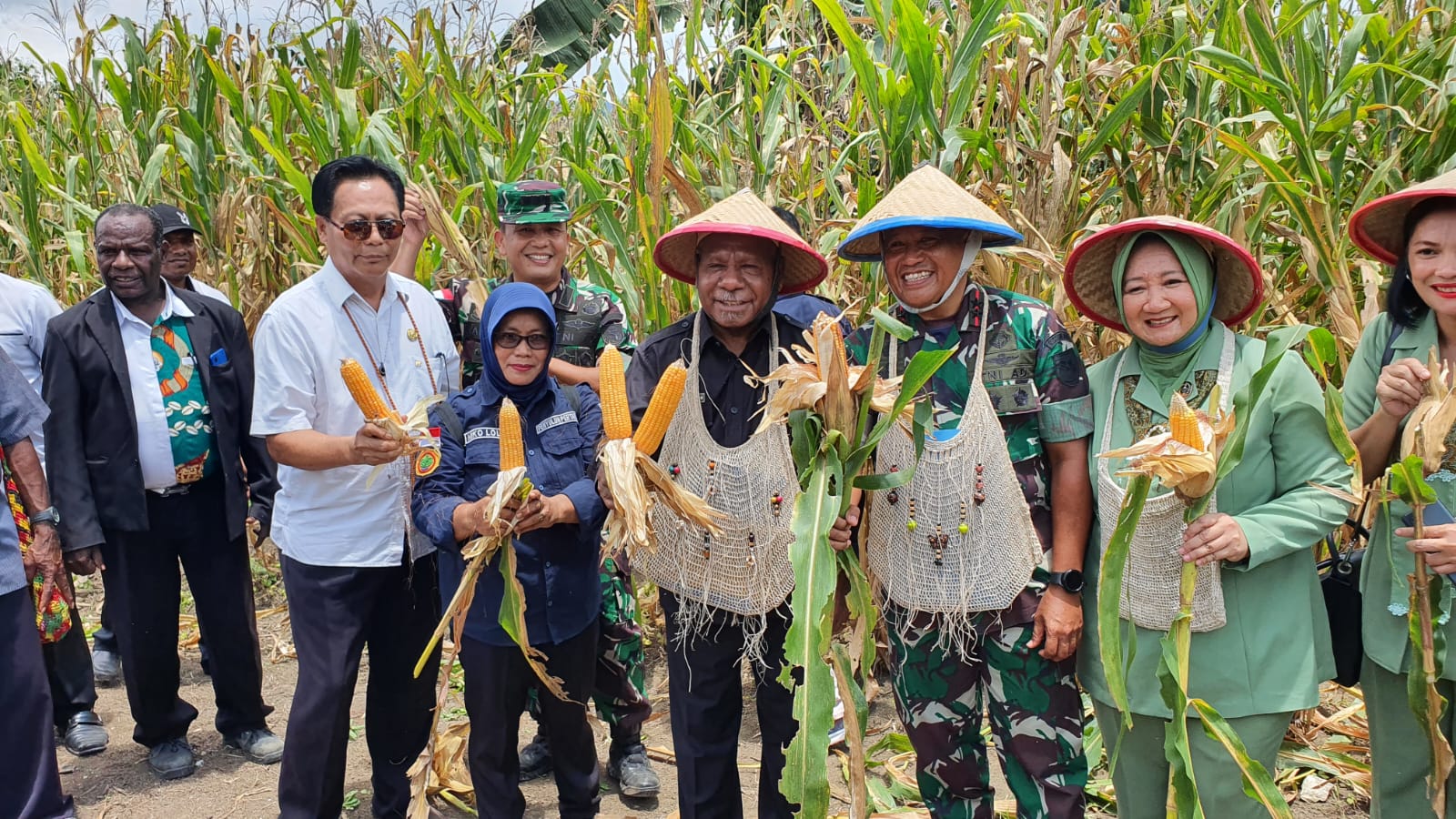 Pangdam XVII Cenderawasih Mayjen TNI Muhammad Saleh Mustafa bersama Bupati Jayapura Mathius Awoitauw, SE,. M,Si melounching Sentra Kakao