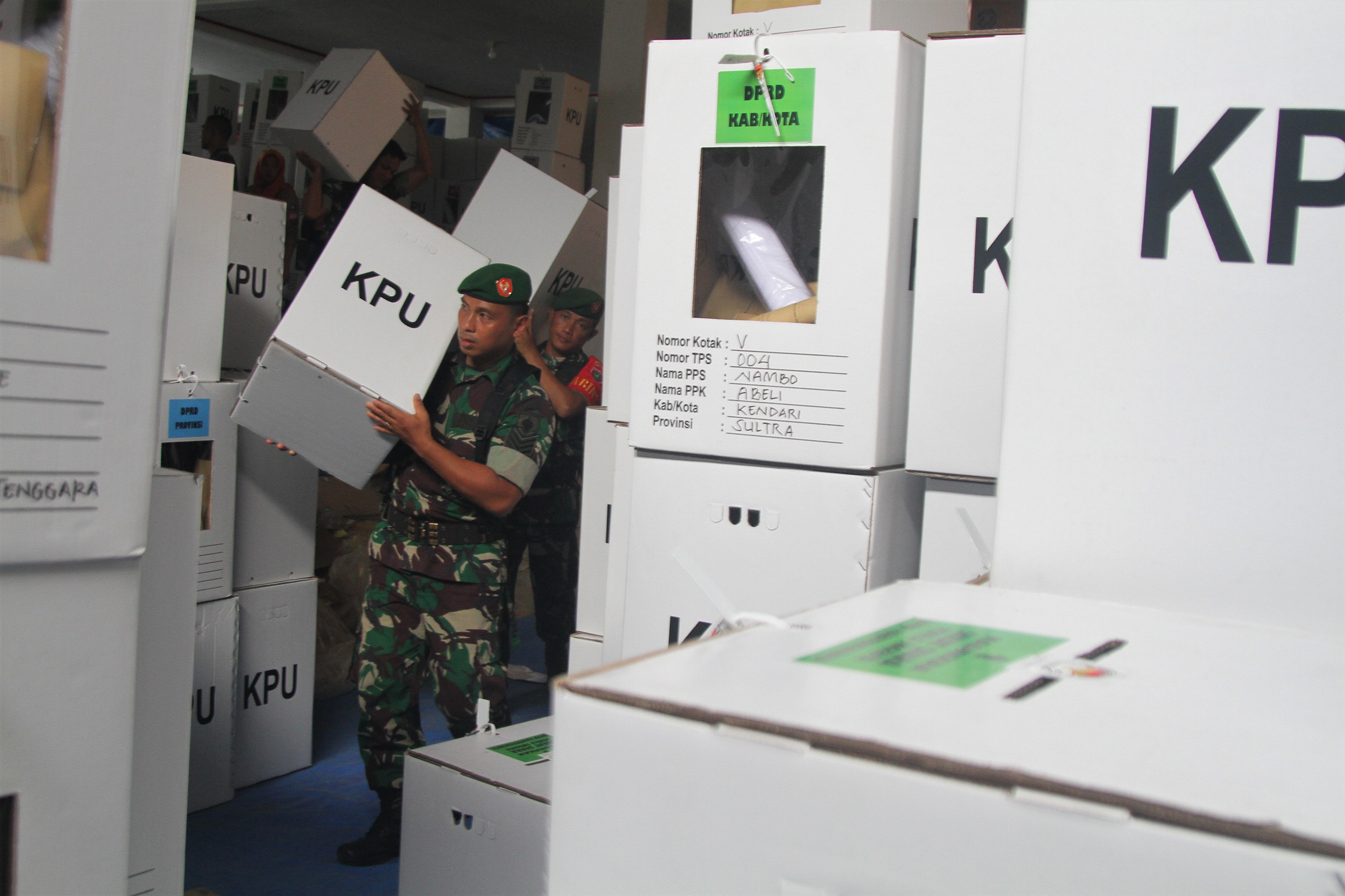 Anggota TNI mengangkat kotak suara untuk kebutuhan logistik pemilu.