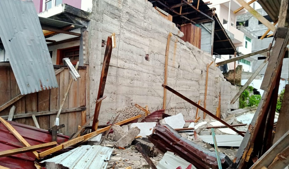 Kerusakan bangunan akibat gempa di Tapanuli Utara, Sumut, Sabtu (1/10).