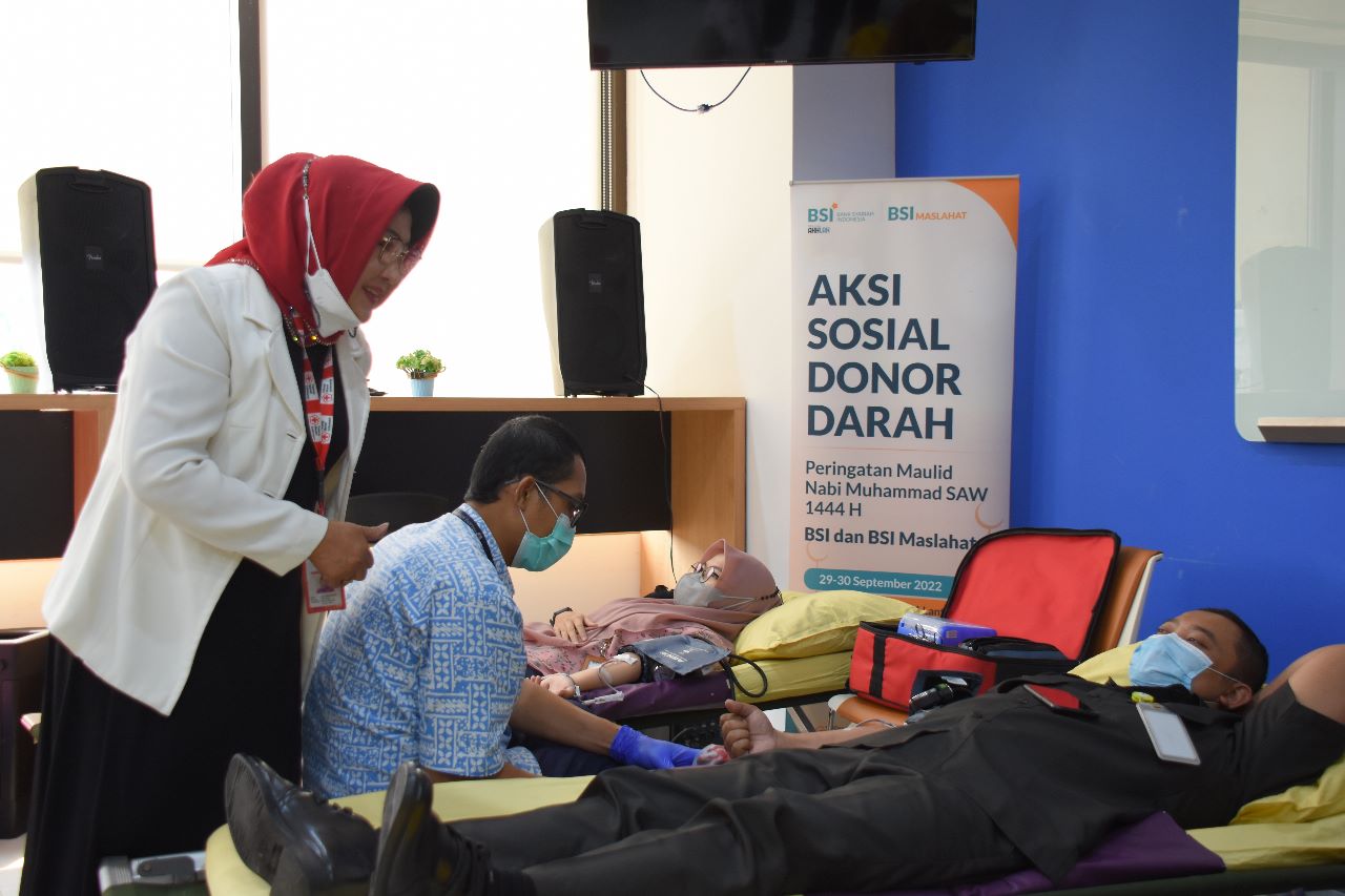 Aksi donor darah PT BSI dalam rangka perayaaan Maulid Nabi Muhammad SAW. 