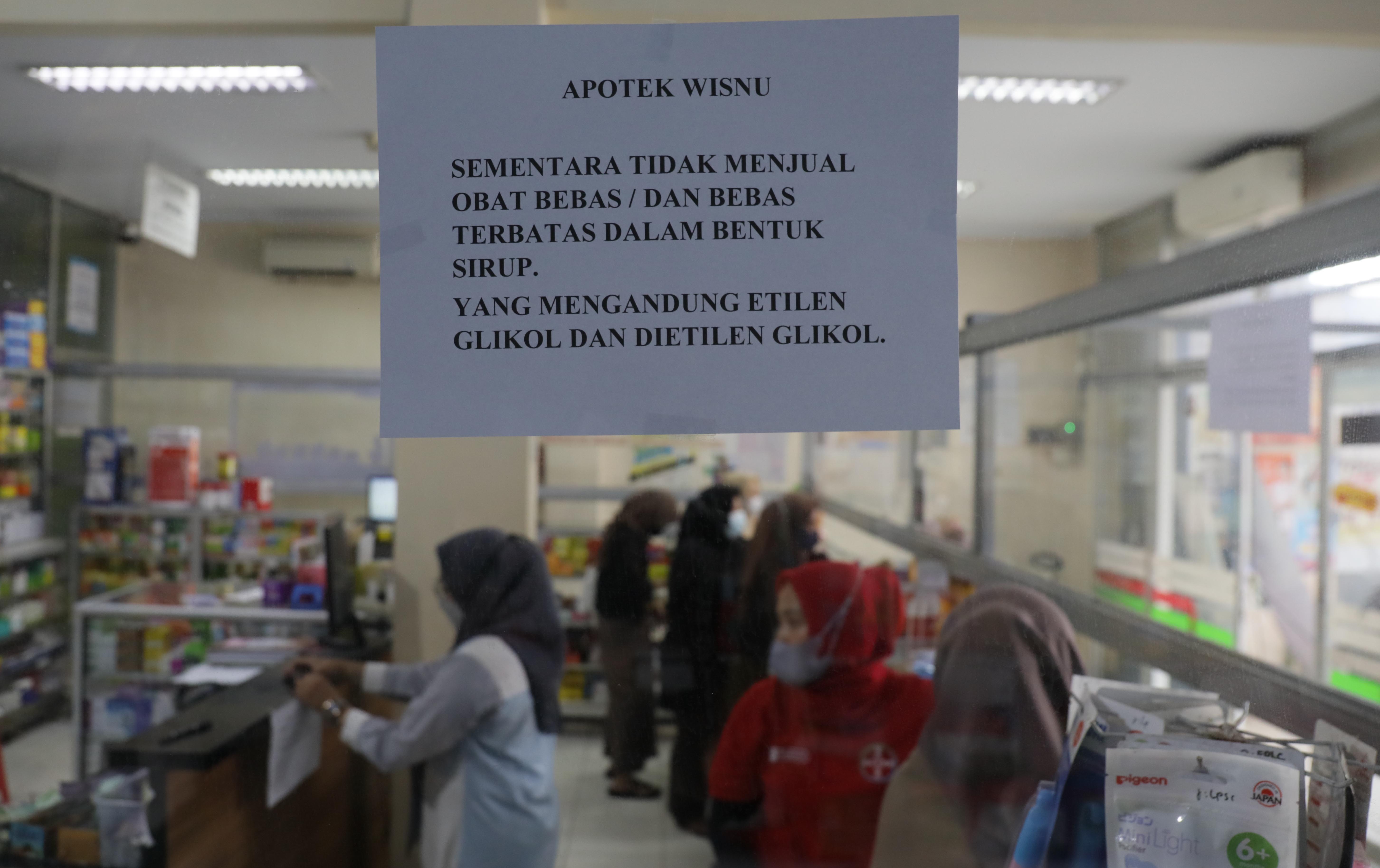 Apotek menempel informasi terkait penghentian sementara penjualan obat sirop.