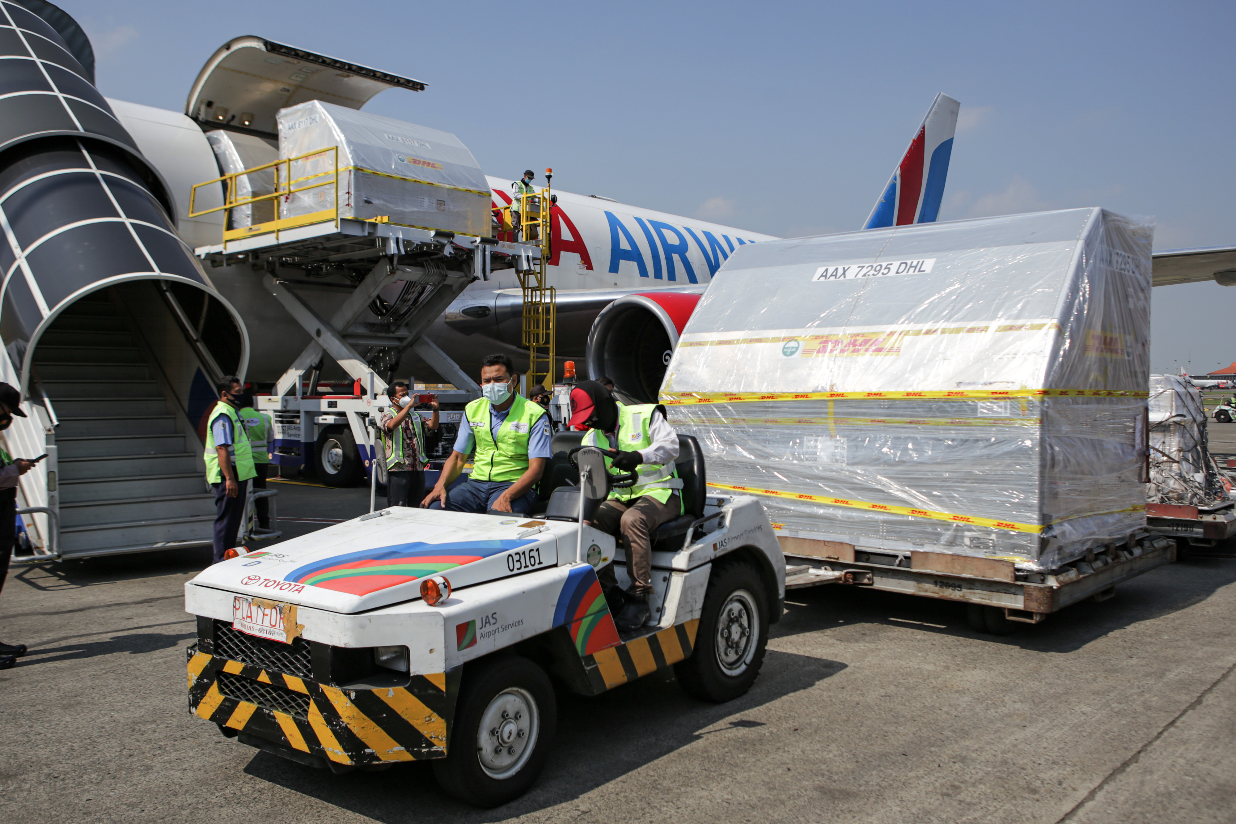 Petugas cargo membawa boks vaksin covid-19 buatan Pfizer di Bandara Soekarno-Hatta.