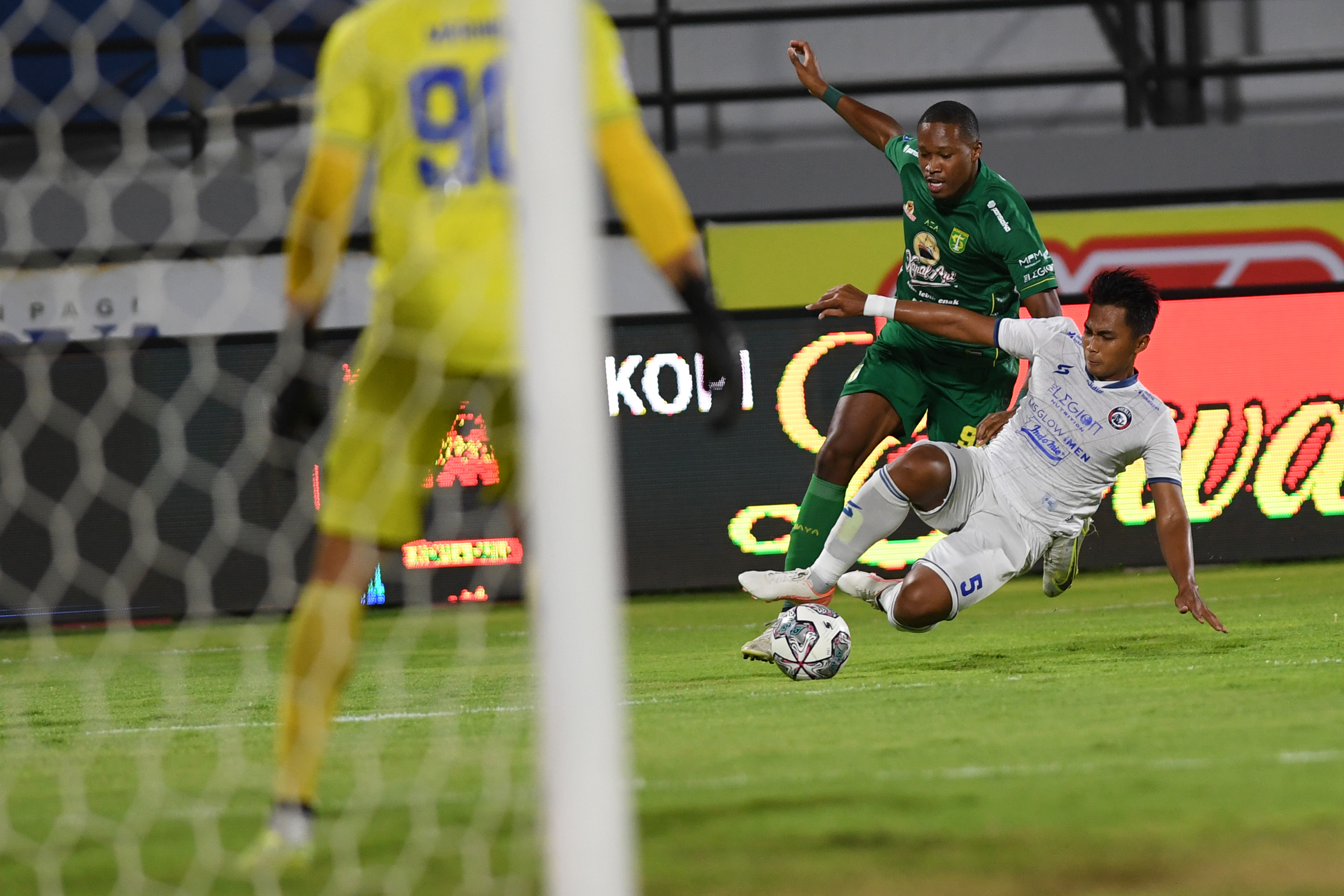 Pertandingan Liga 1 antara Arema FC dan Persebaya tetap dimainkan pada malam hari, Sabtu (1/10) lalu, meski ada permintaan dimajukan. 