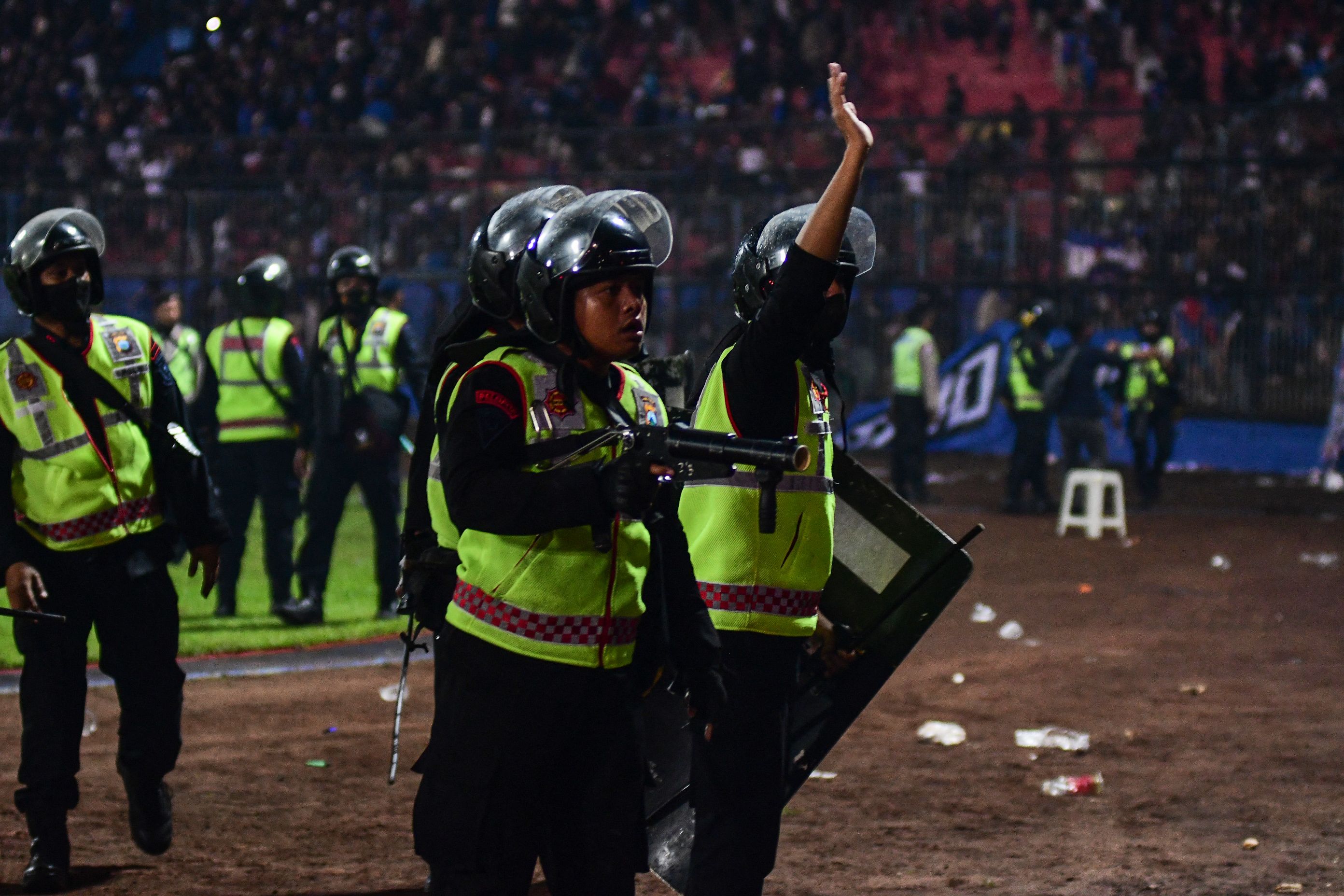 Polisi yang bertugas saat pertandingan antara Arema FC dengan Persebaya di Stadion Kanjuruhan, Malang, Jawa Timur.