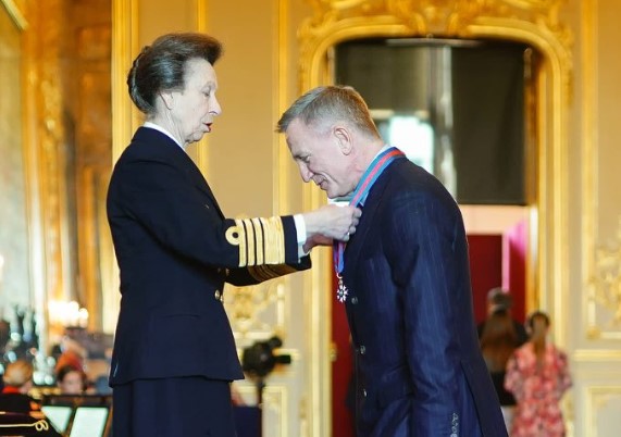 Aktor Daniel Craig (kanan) menerima bintang kehormatan Companion of the Order of St Michael and St George dari Putri Anne.