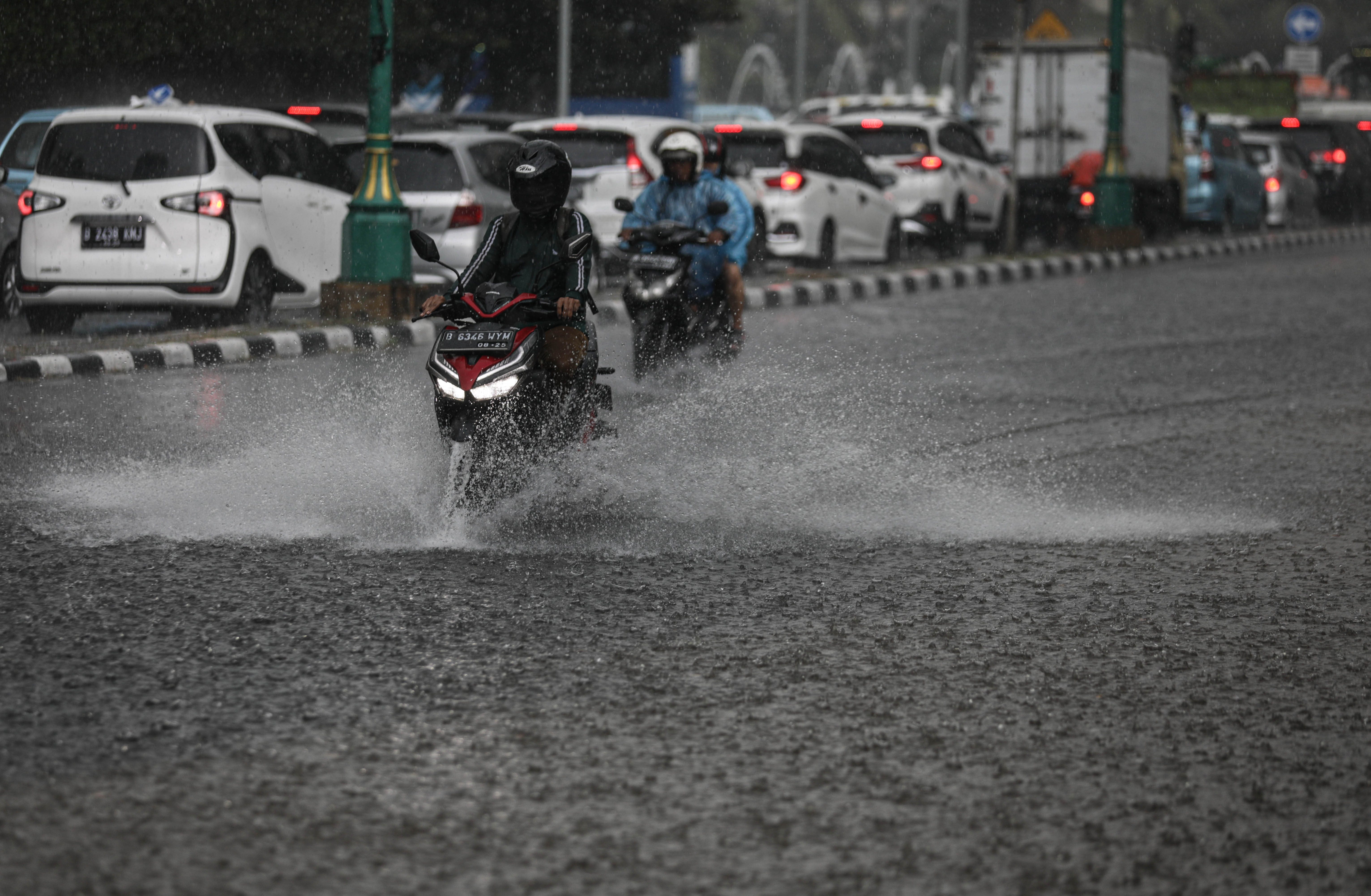 Akibat drainase yang buruk, hujan deras yang mengguyur Jakarta menyebakan genangan di sejumlah titik jalan.