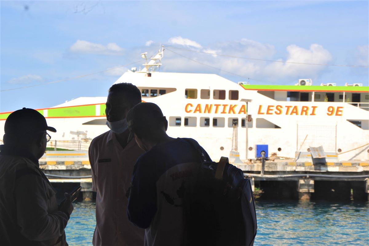 BPBD NTT bersama SAR dan Polairud Polda NTT membangun posko bagi warga yang mencari informasi anggotanya yang berada di kapal terbakar.