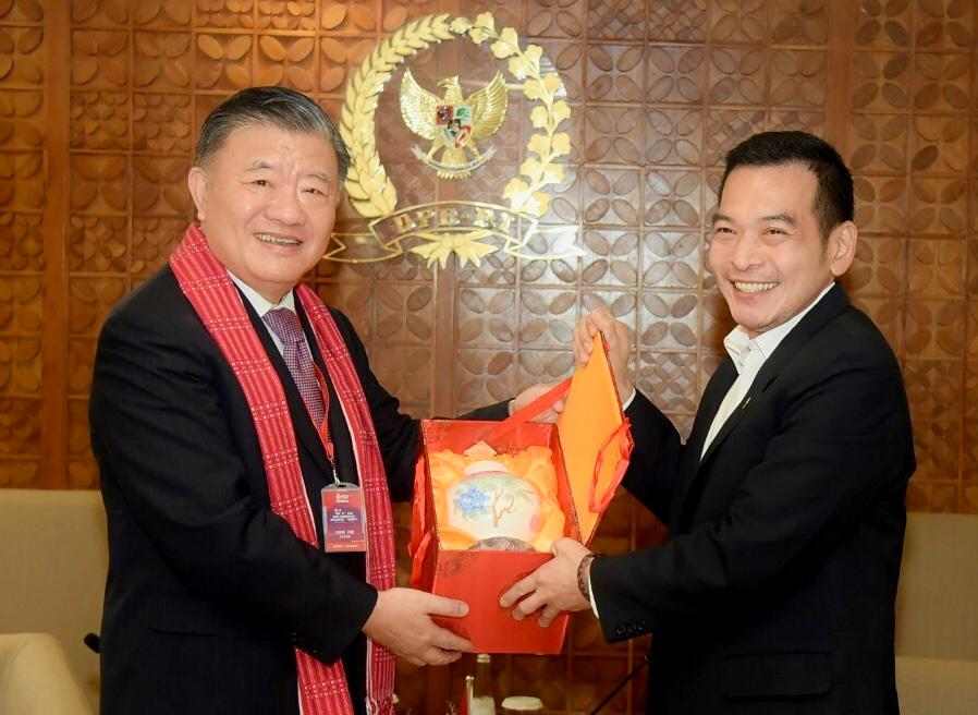 Anggota GKSB DPR Daniel Johan bersama wakil ketua Parlemen Tiongkok Chen Zu 