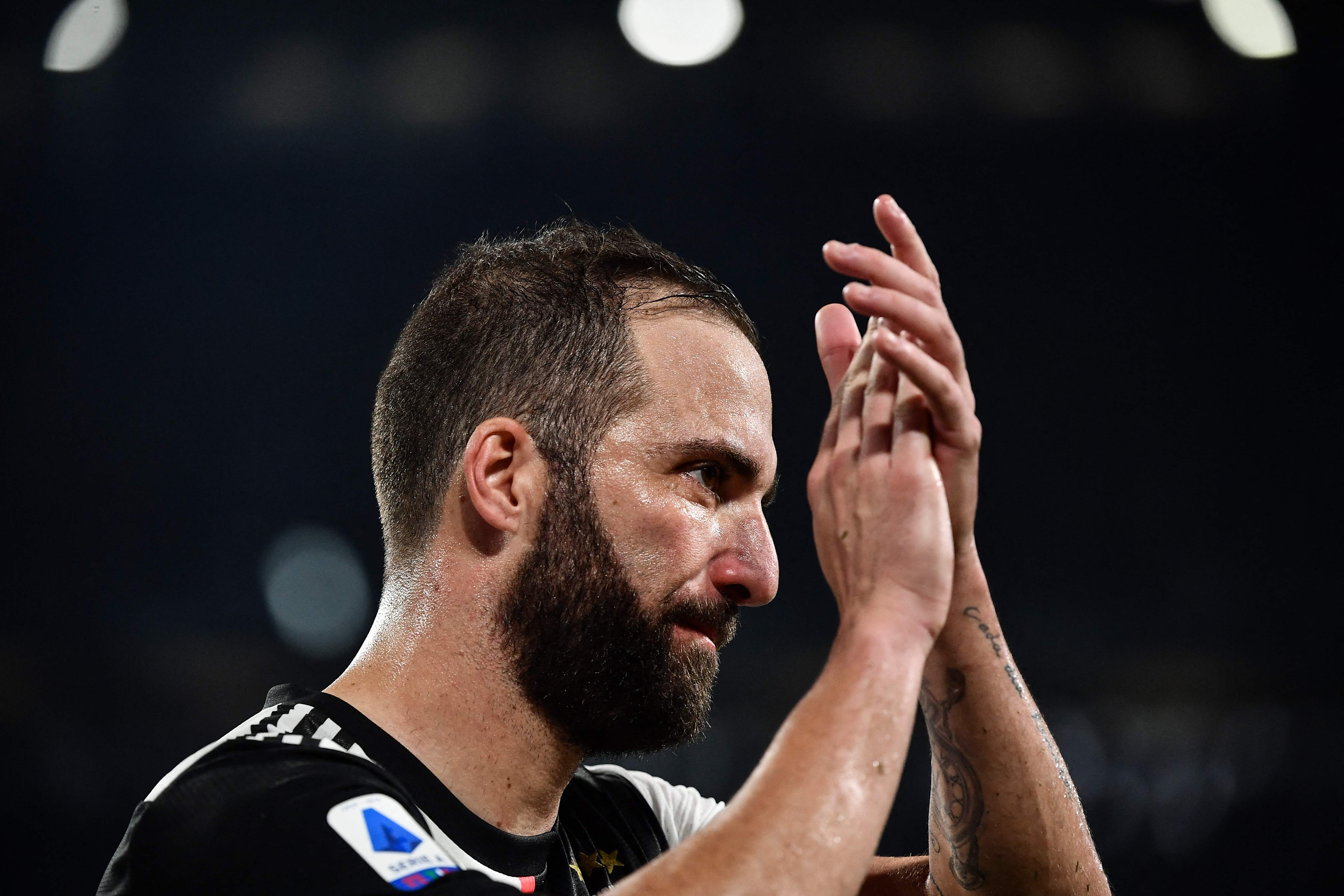 Striker Argentina Gonzalo Higuain saat memberikan salam perpisahan dengan Juventus.