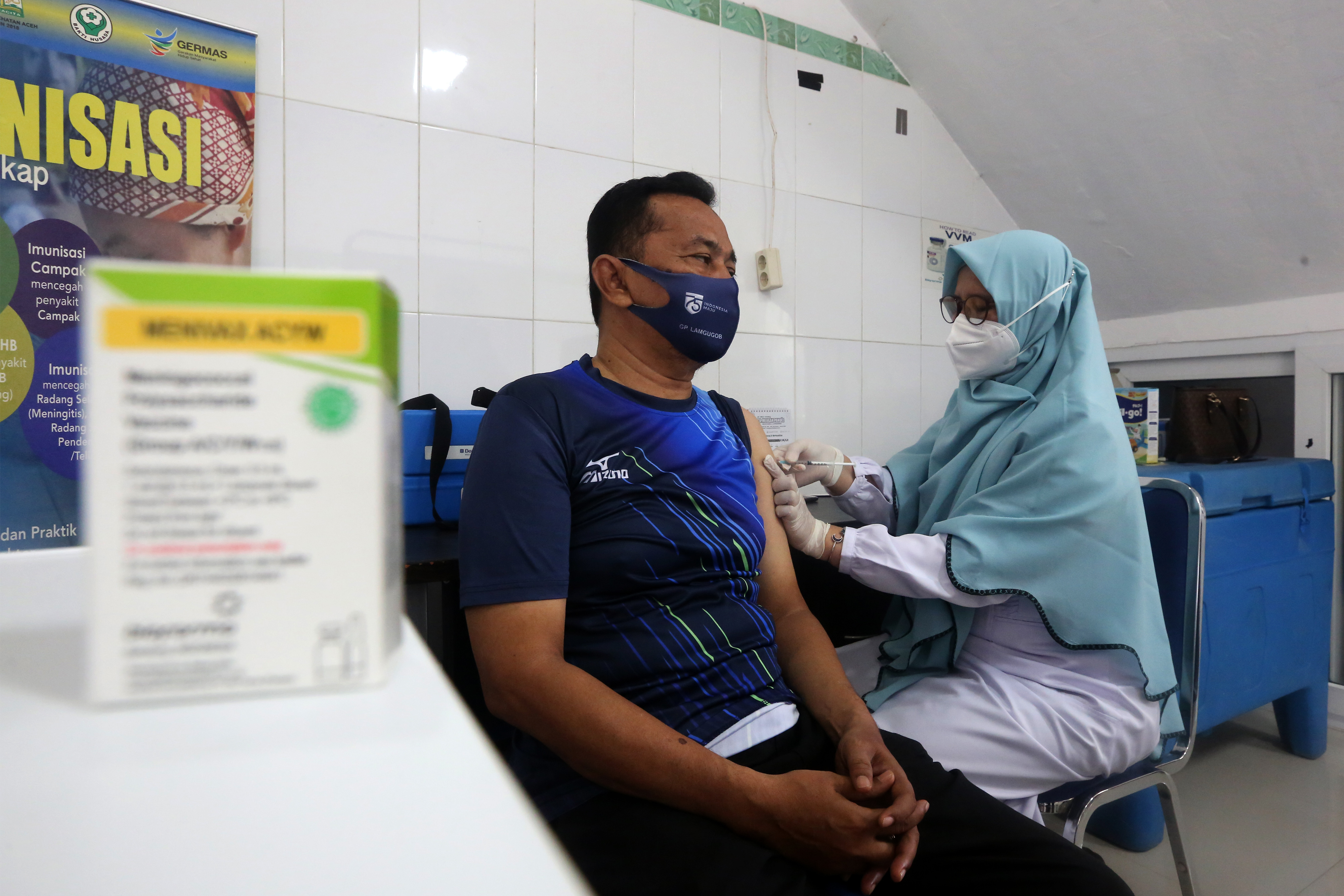 Petugas kesehatan Puskesmas Kopelma memberikan vaksin meningitis untuk para calon jemaah haji di Darussalam, Banda Aceh, Selasa (10/5/2022)