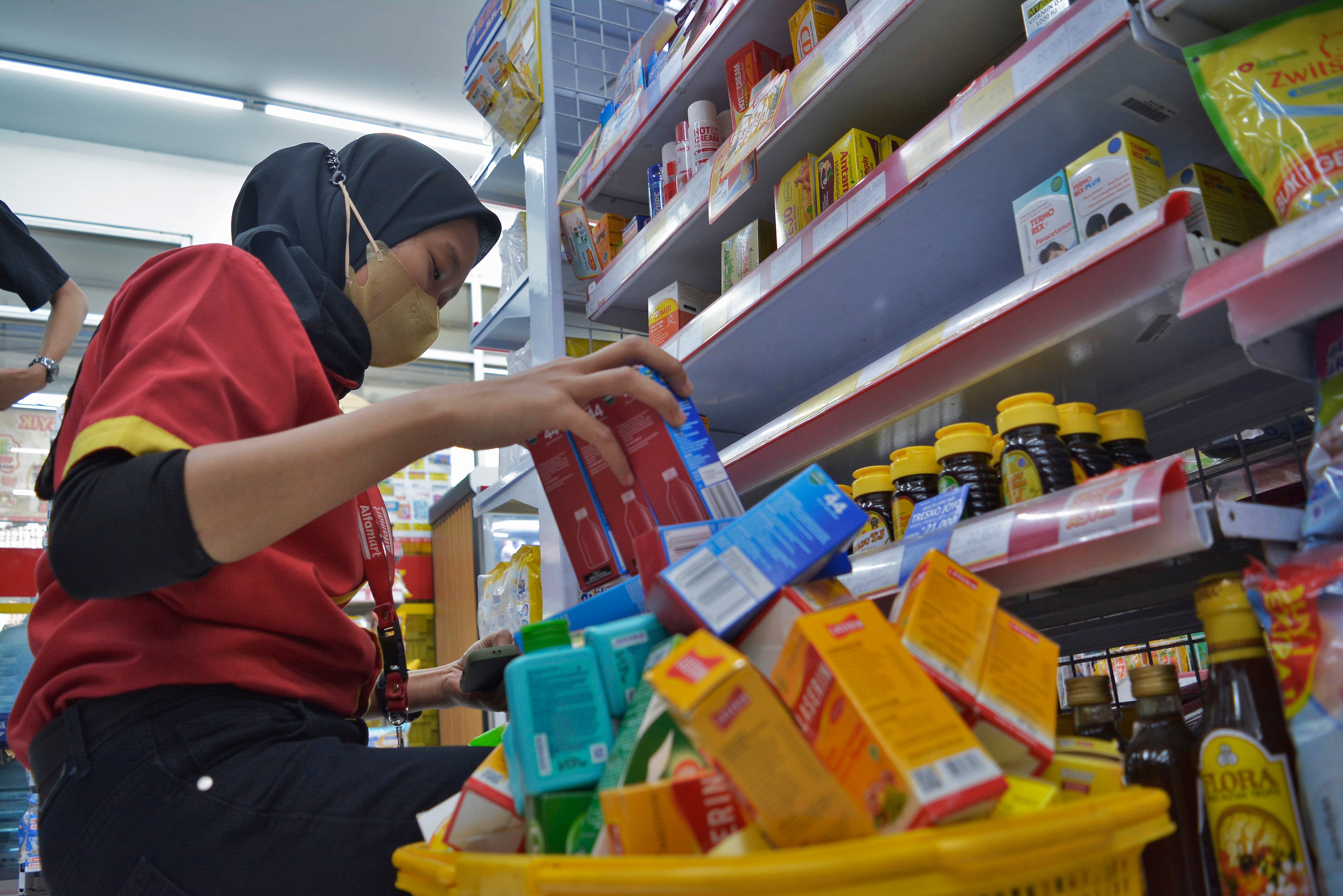 Karyawan toko mengumpulkan sejumlah obat sirop yang diduga menyebabkan kasus gangguan ginjal akut.