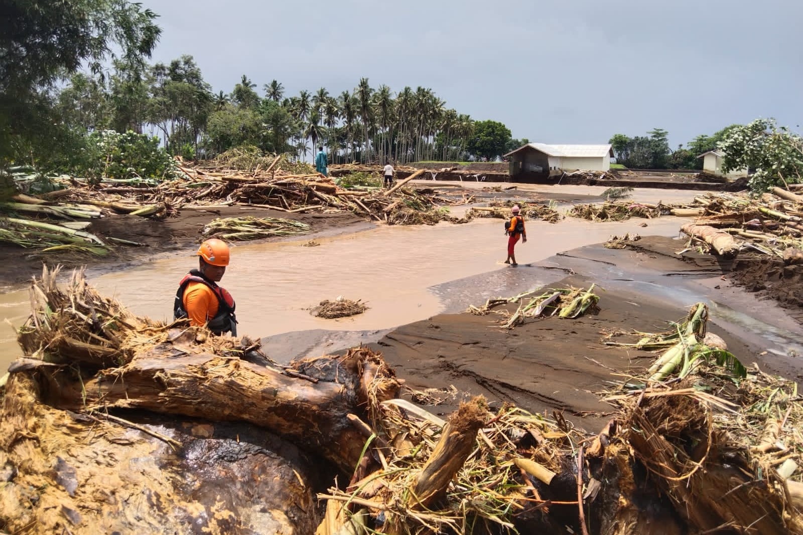 Kondisi banjir bandang di Kecamatan Mendoyo, kabupaten Jembrana, seorang siswi SMA dilaporkan hilang, Senin (17/10).