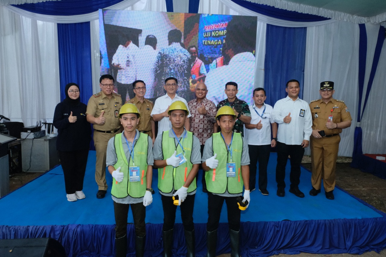 Foto bersama para peserta usai pembukaan pelatihan keterampilan tenaga kerja konstruksi di Palembang, Kamis (20/10/2022)