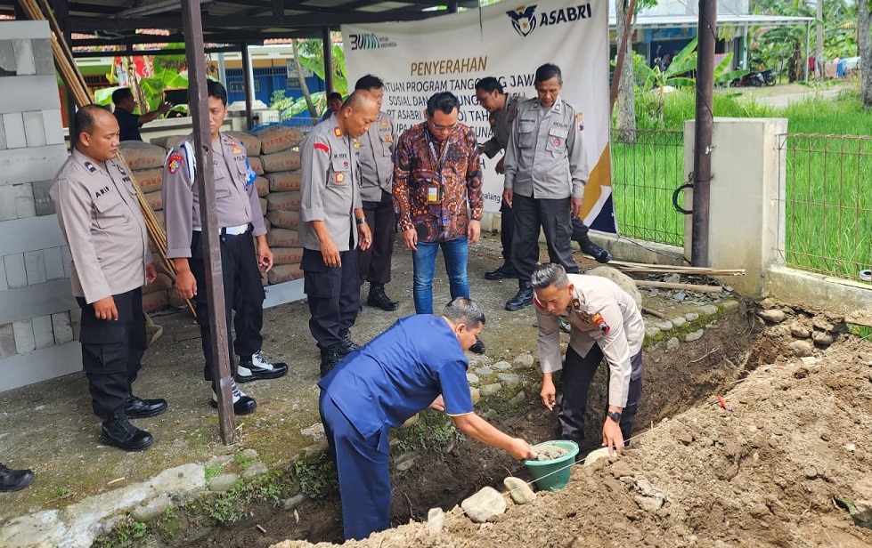 Peletakan batu pertama pembangunan ruang layanan masyarakat Polsek Bodeh, Pemalang, Jawa Tengah.