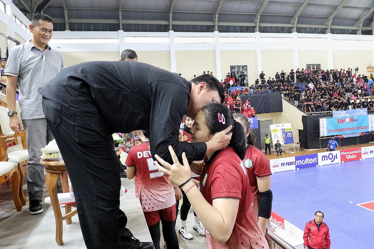 Kepala BIN, Jenderal Pol (Purn) Budi Gunawan memberikan selamat Tim bola voli putri Badan Intelijen Negara (BIN) O2C Juara Livoli Liga 1 di 