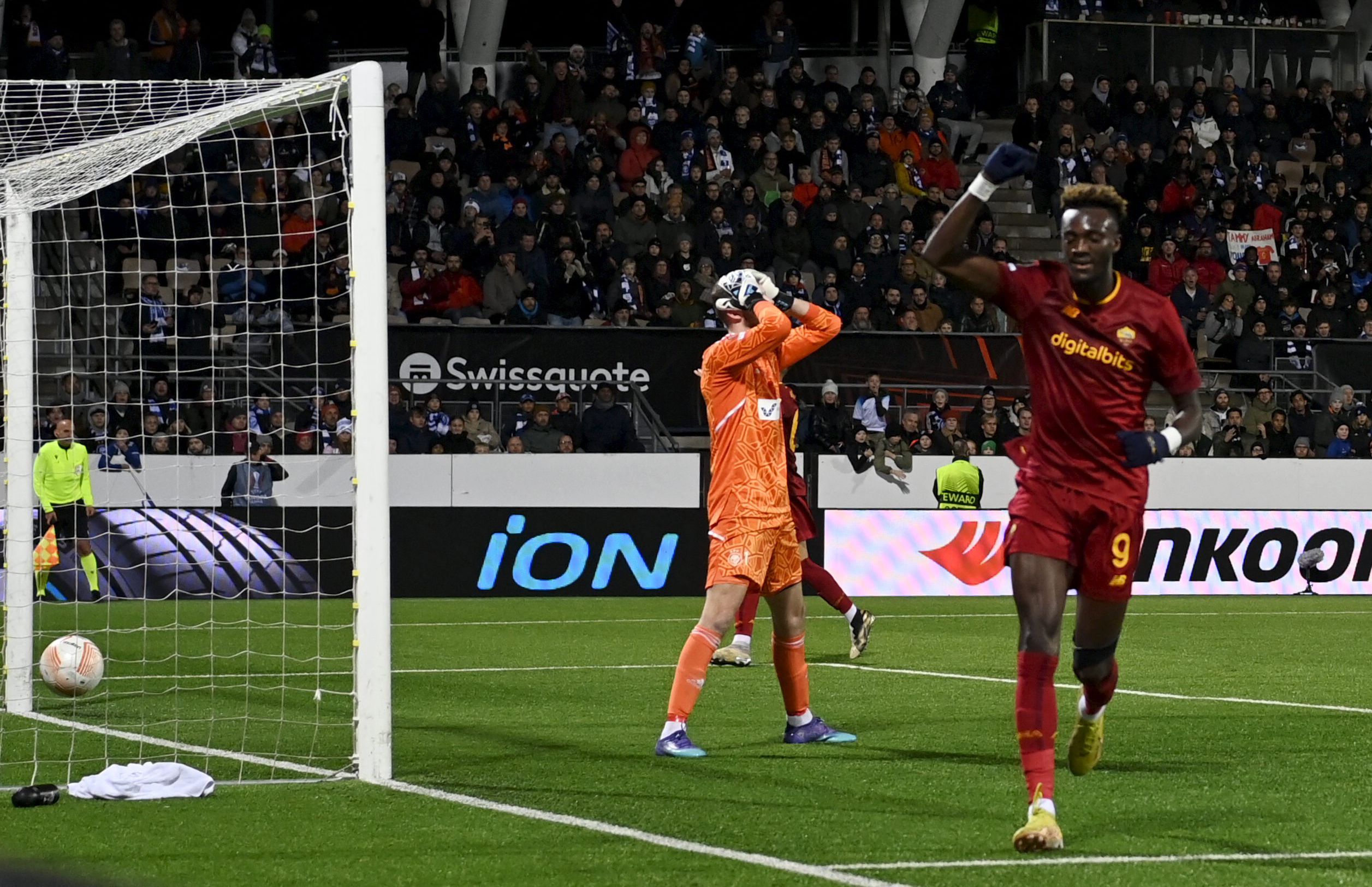 Penyerang AS Roma Tammy Abraham melakukan selebrasi usai menjebol gawang HJK di laga Liga Europa.