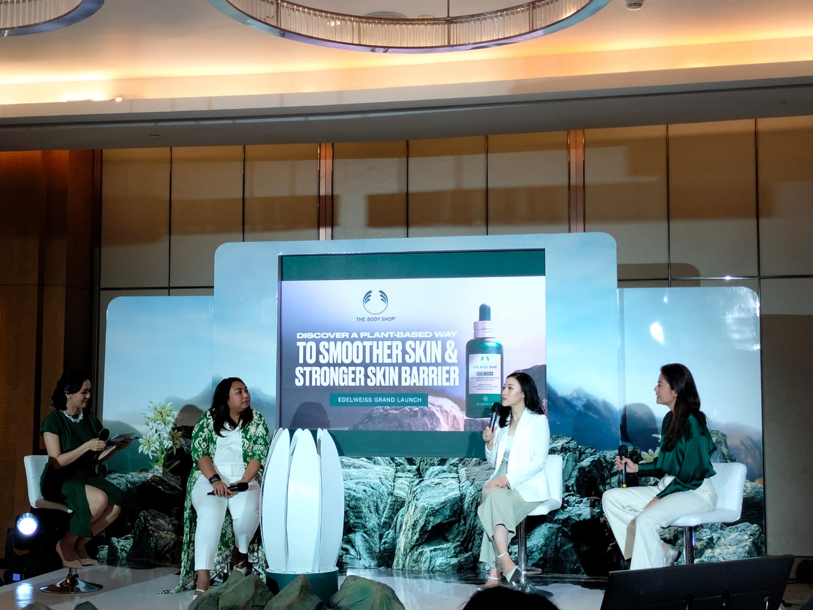 Diskusi kesehatan kulit muka dalam acara peluncuran TBS Edelweiss Daily Serum, di Jakarta, Kamis (6/10).