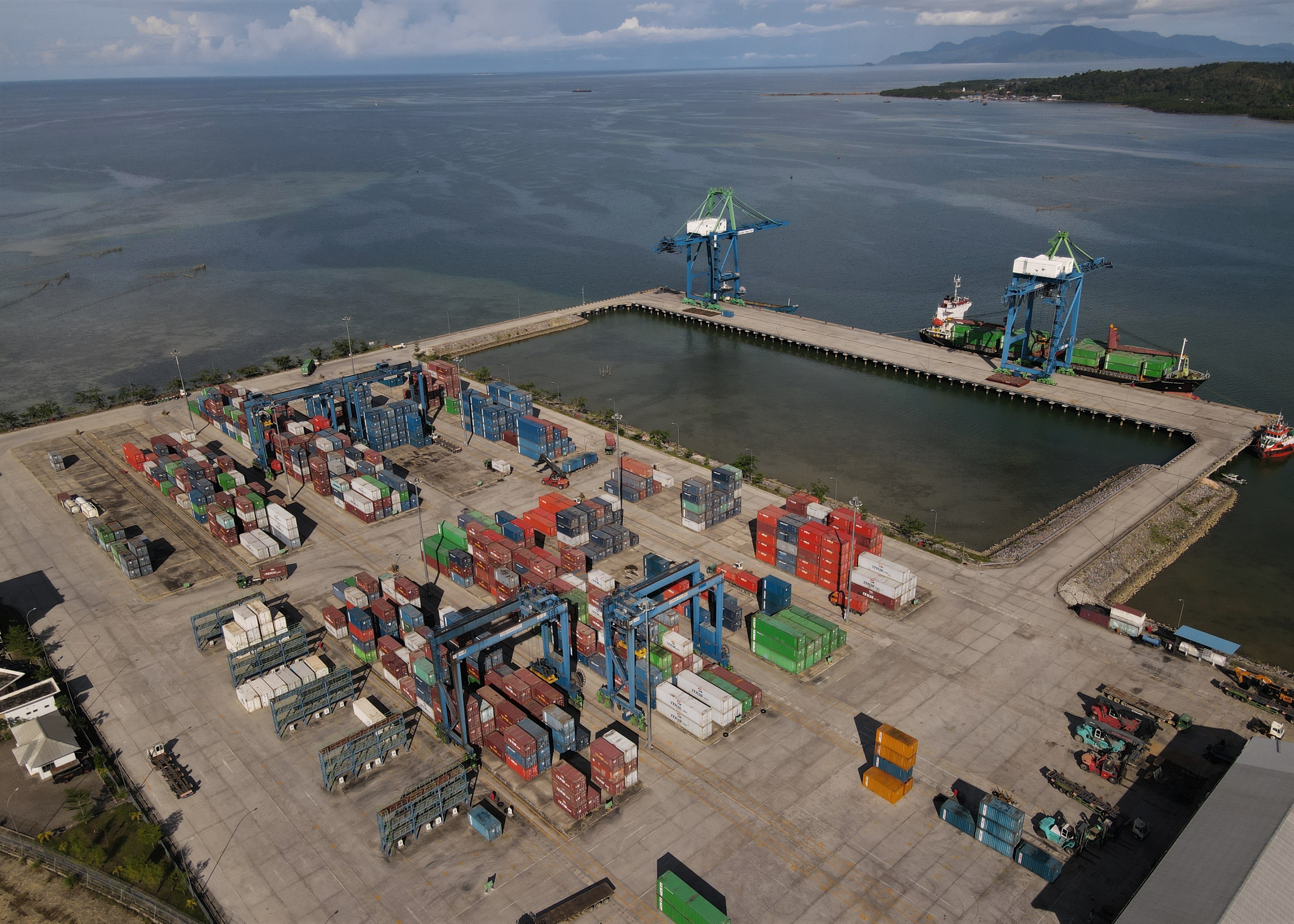 Aktivitas bongkar muat di pelabuhan Kendari.