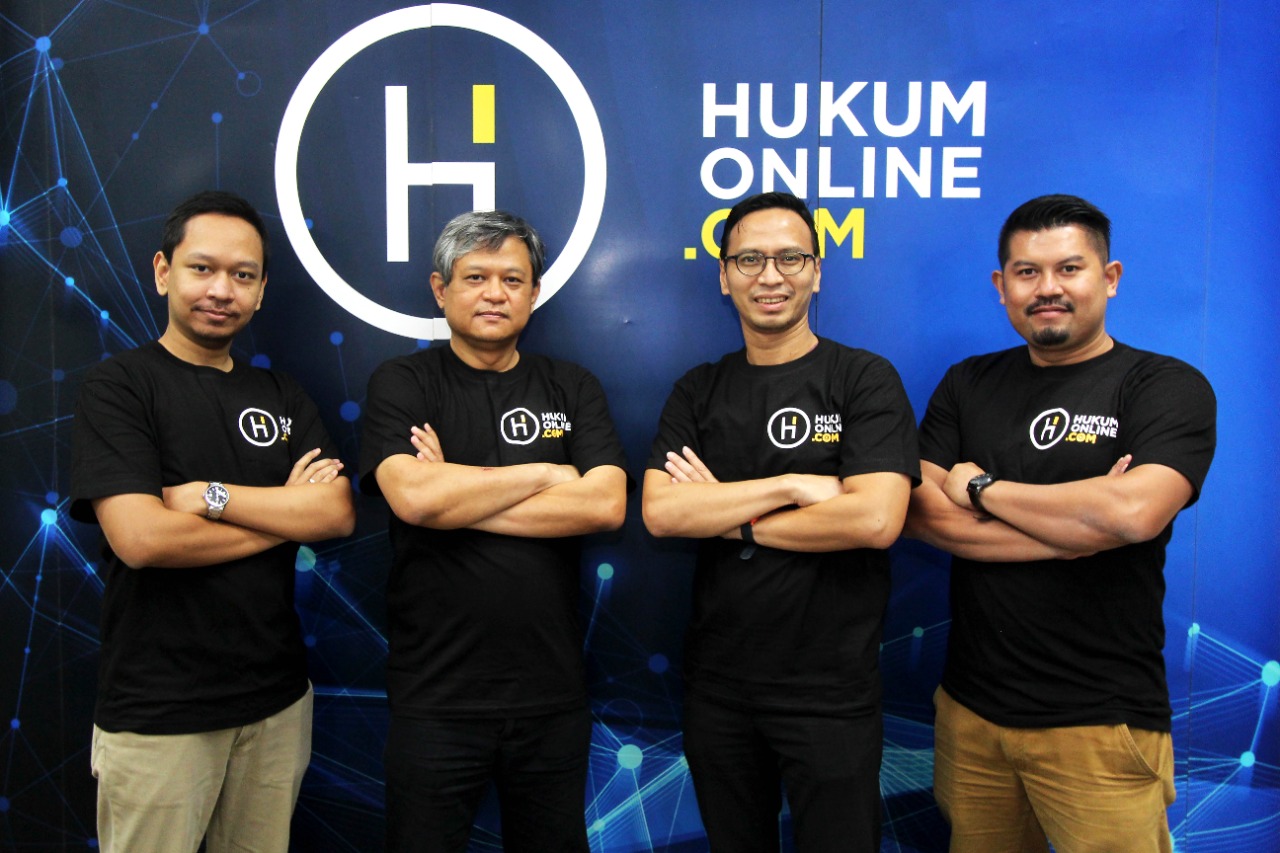 Arkka Dhiratara, CEO Hukumonline (kiri) bersama tim.