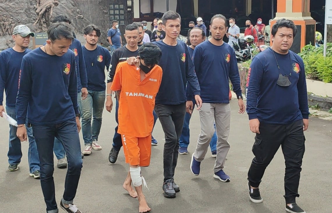 Sejumlah petugas kepolisian menggiring tersangka pelaku pembunuhan anak di Cimahi, Jawa Barat, Senin (24/10).