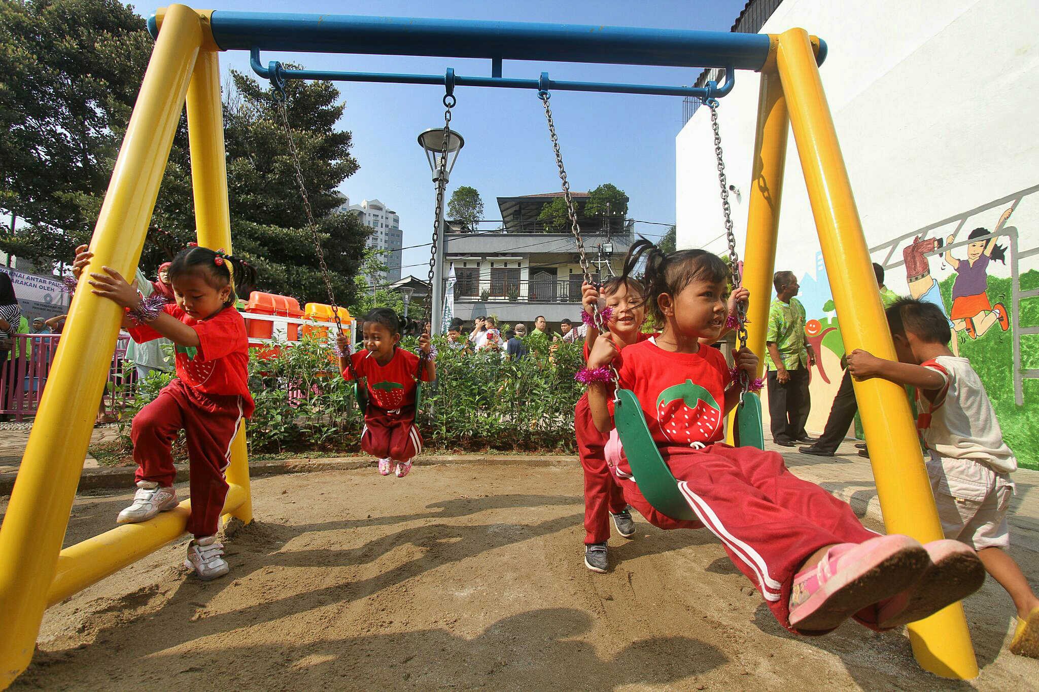 Potret sejumlah anak bermain di taman.