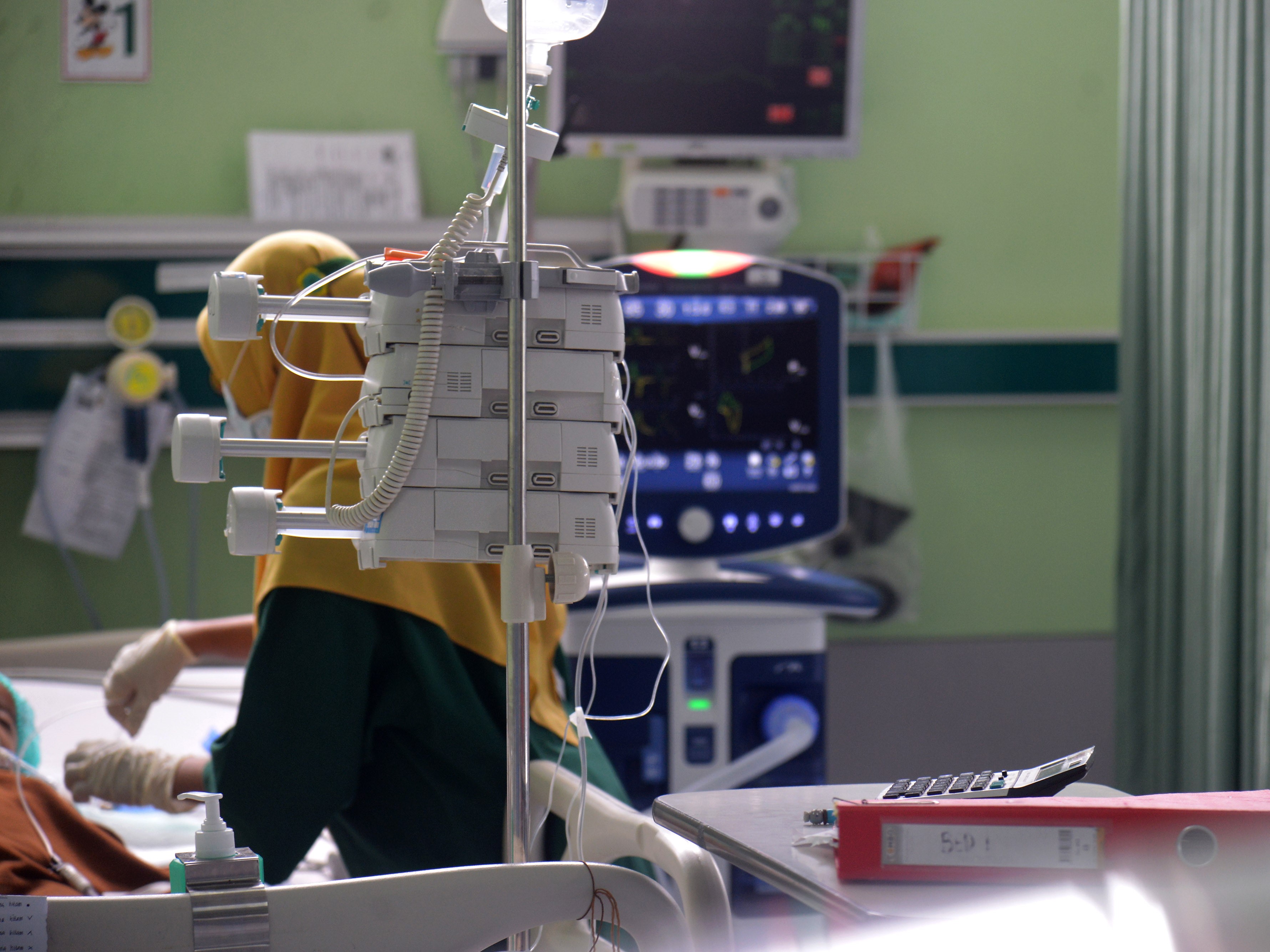 Dokter mengecek kondisi pasien anak penderita gagal ginjal akut di Pediatrik Intensive Care Unit RSUD Zainal Abidin, Banda Aceh, Aceh.