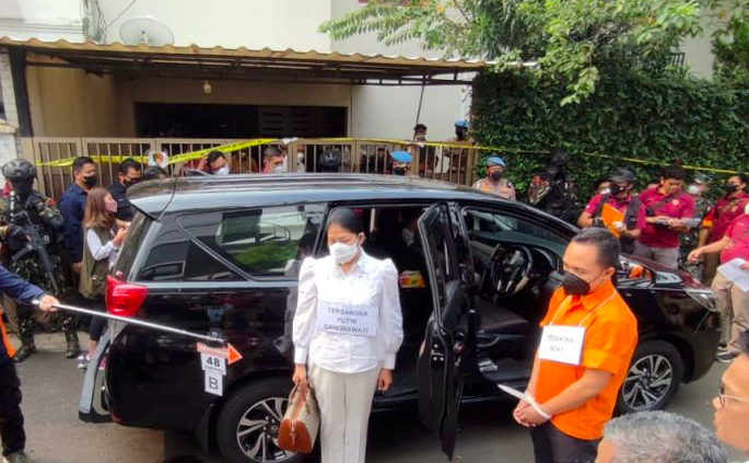Tersangka Istri Ferdy Sambo, Putri Candrawathi, saat melakukan rekonstruksi kasus pembunuhan Brigadir J.