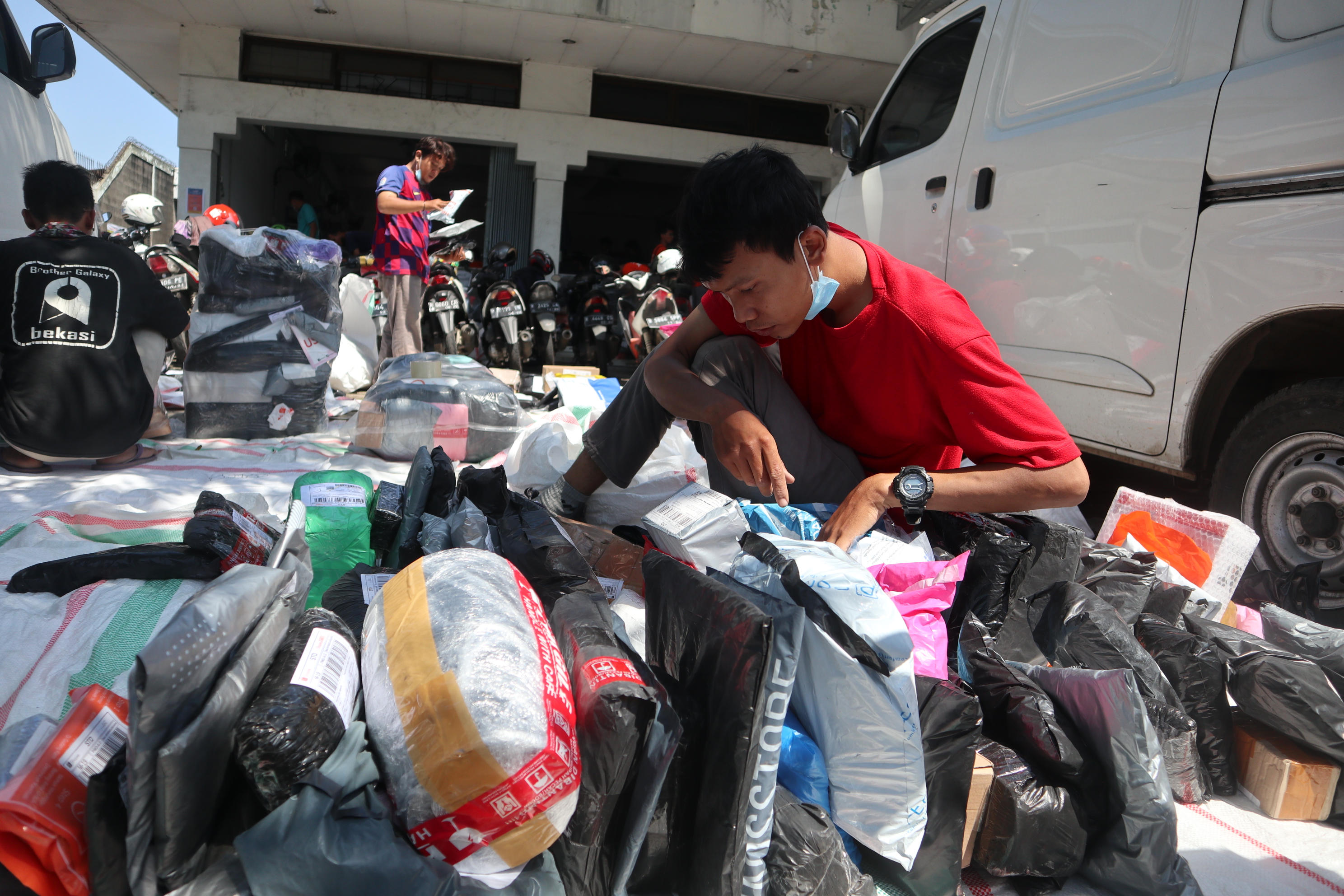 Aktivitas di salah satu tempat jasa pengiriman di daerah Purwokerto, Jawa Tengah.