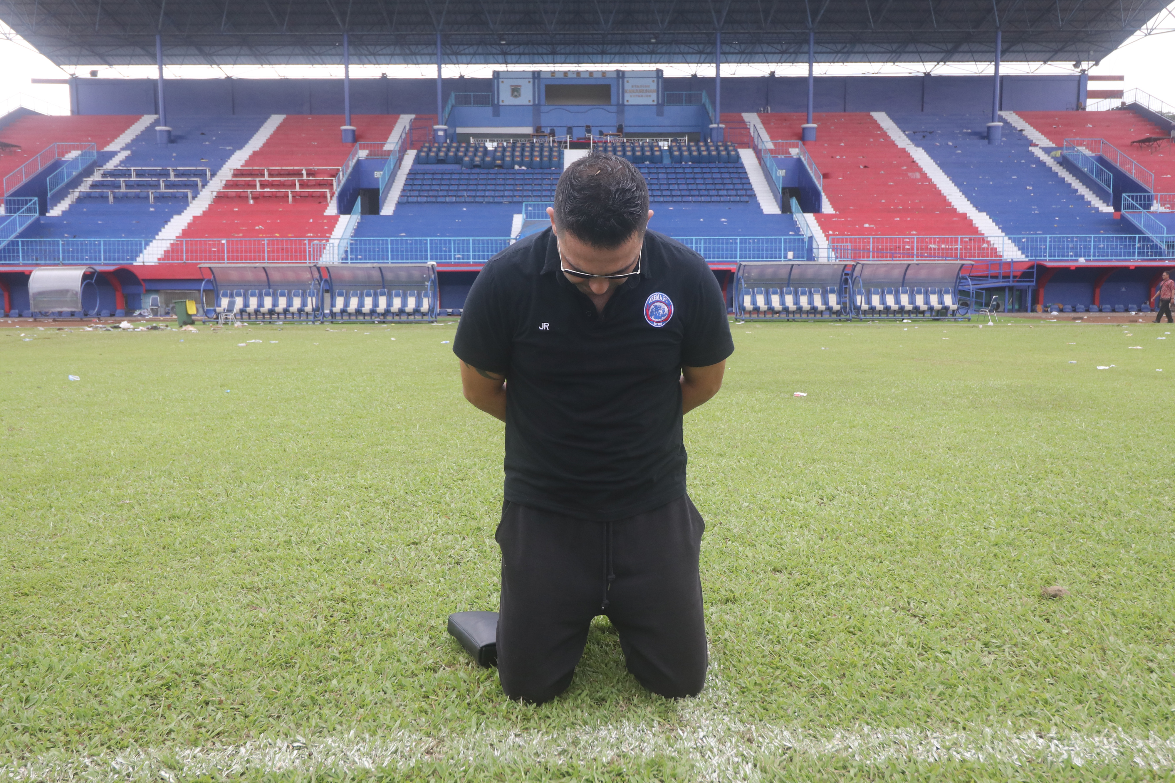 Pelatih Arema FC Javier Roca bersimpuh di Stadion Kanjuruhan 