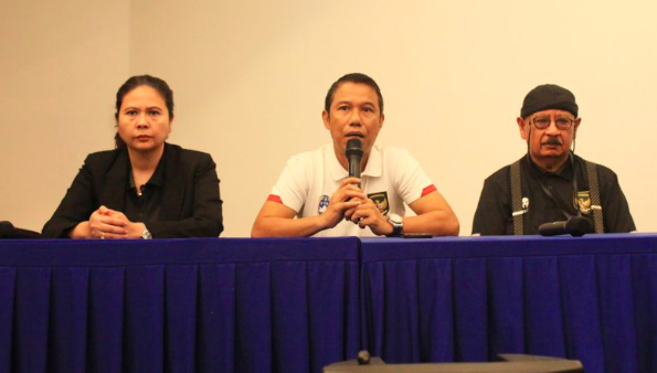 Sekretaris Jenderal (Sekjen) PSSI, Yunus Nusi (tengah), bersama Wasekjen PSSI, Maaike Ira Puspita (kiri) saat memberikan keterangan pers.