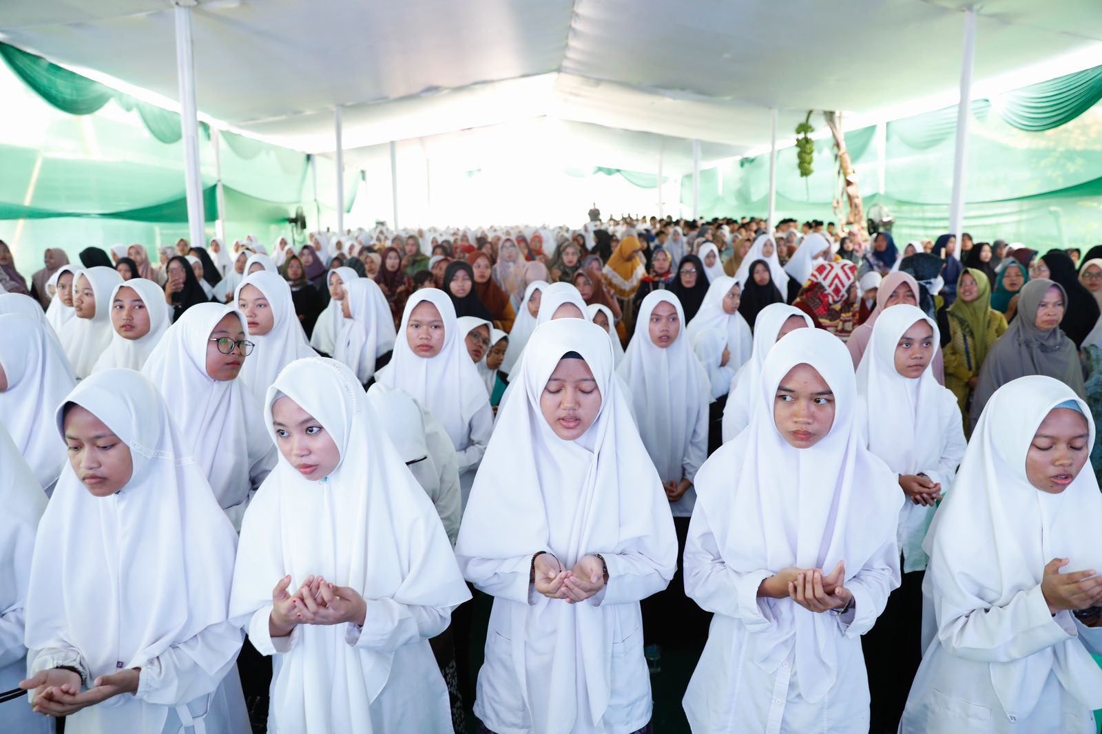 Santri Pondok Pesantren Miftahul Khoirot di Desa Manggungjaya, Kecamatan Cilamaya, Kabupaten Karawang doa bersama untuk kemaslahtan bangsa