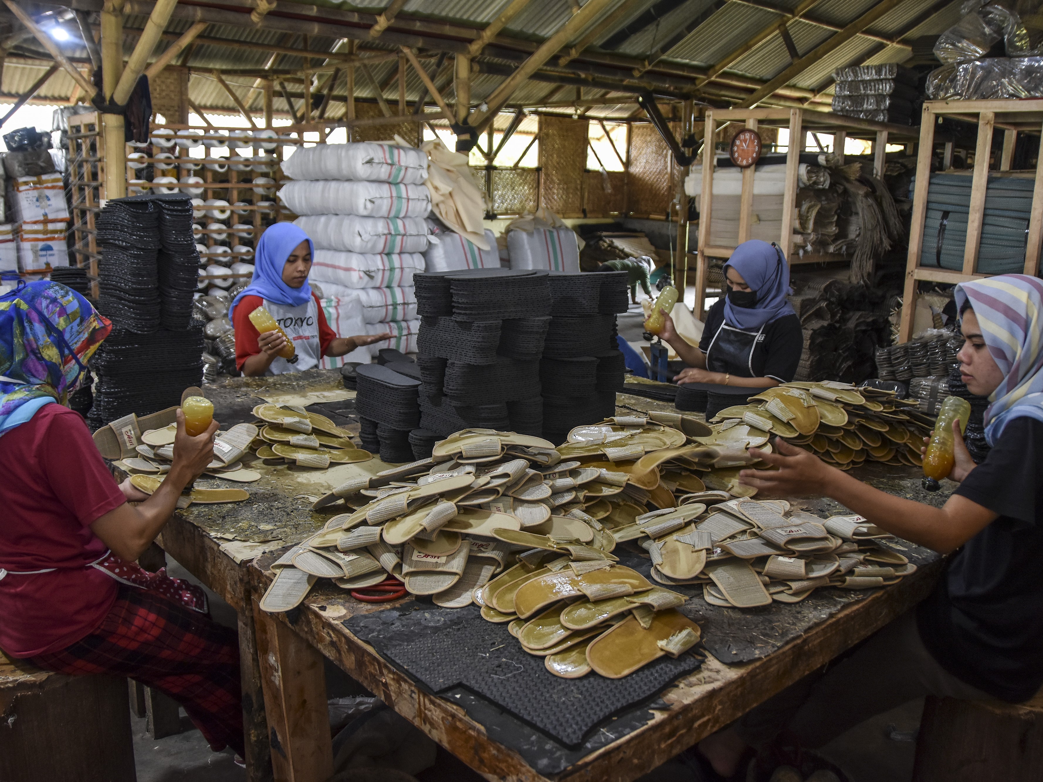 Pekerja Mendong Jaya menyelesaikan sandal berbahan mendong di Kampung Pagar Gunung, Kelurahan Singkup, Purbaratu, Kota Tasikmalaya.