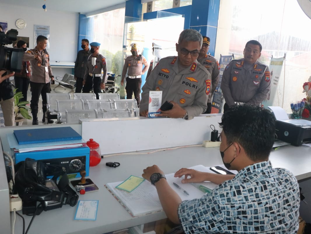 Kapolda Sulawesi Utara Irjen  Setyo Budiyanto berdialog dengan petugas Satpas SIM Polresta Manado
