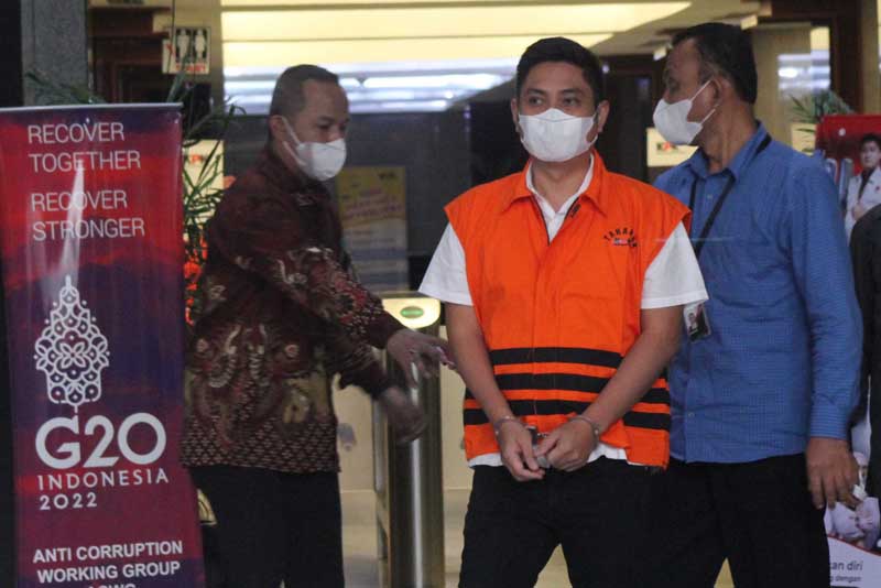 Tersangka Komisi Pemberantasan Korupsi (KPK) kasus dugaan suap Mardani H Maming (tengah) 