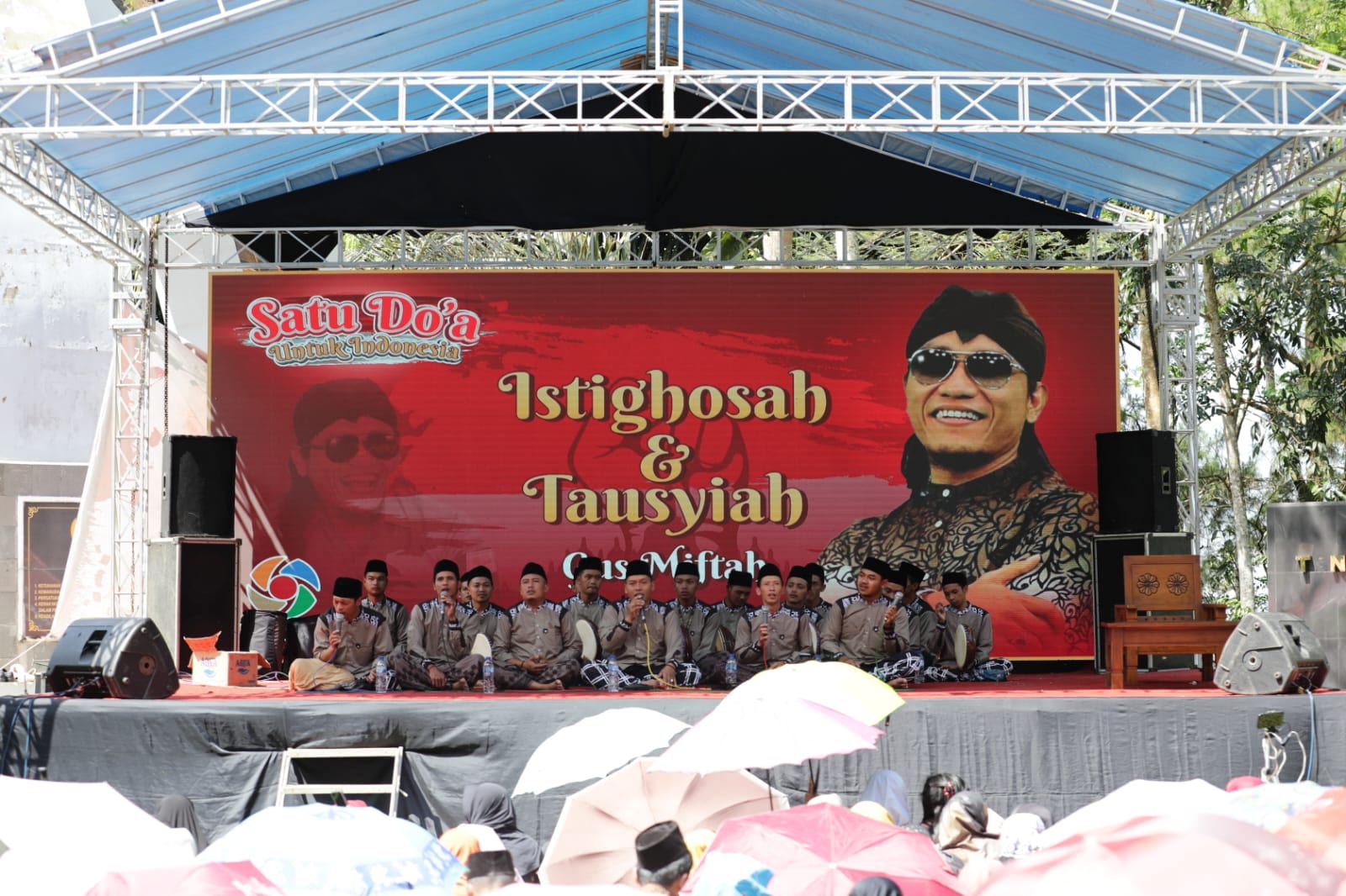 Gus Miftah menggelar istighosah di Magelang, Jumat (28/10/2022)