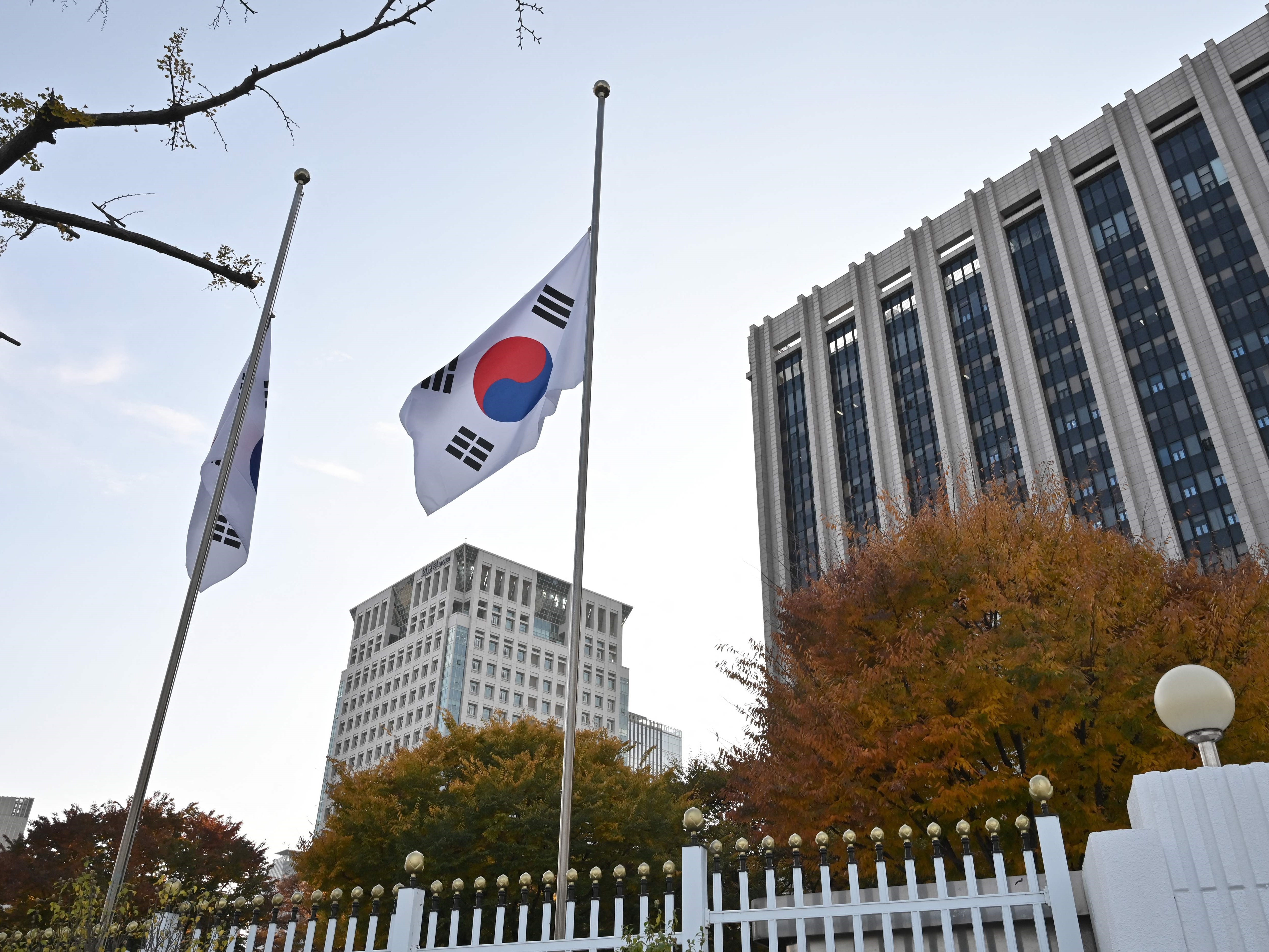 Bendera nasional Korea Selatan berkibar setengah tiang di kompleks pemerintah di Seoul pada 30 Oktober 2022.