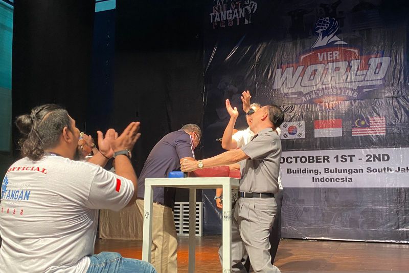 Peserta mengikuti lomba panco di Teater Bulungan, Jakarta, Minggu (2/10/2022)