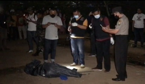 Petugas melakukan identifikasi mayat di dalam kantong plastik di kolong Tol Becakayu, Jatibening, Bekasi, Jawa Barat, Senin (17/10).