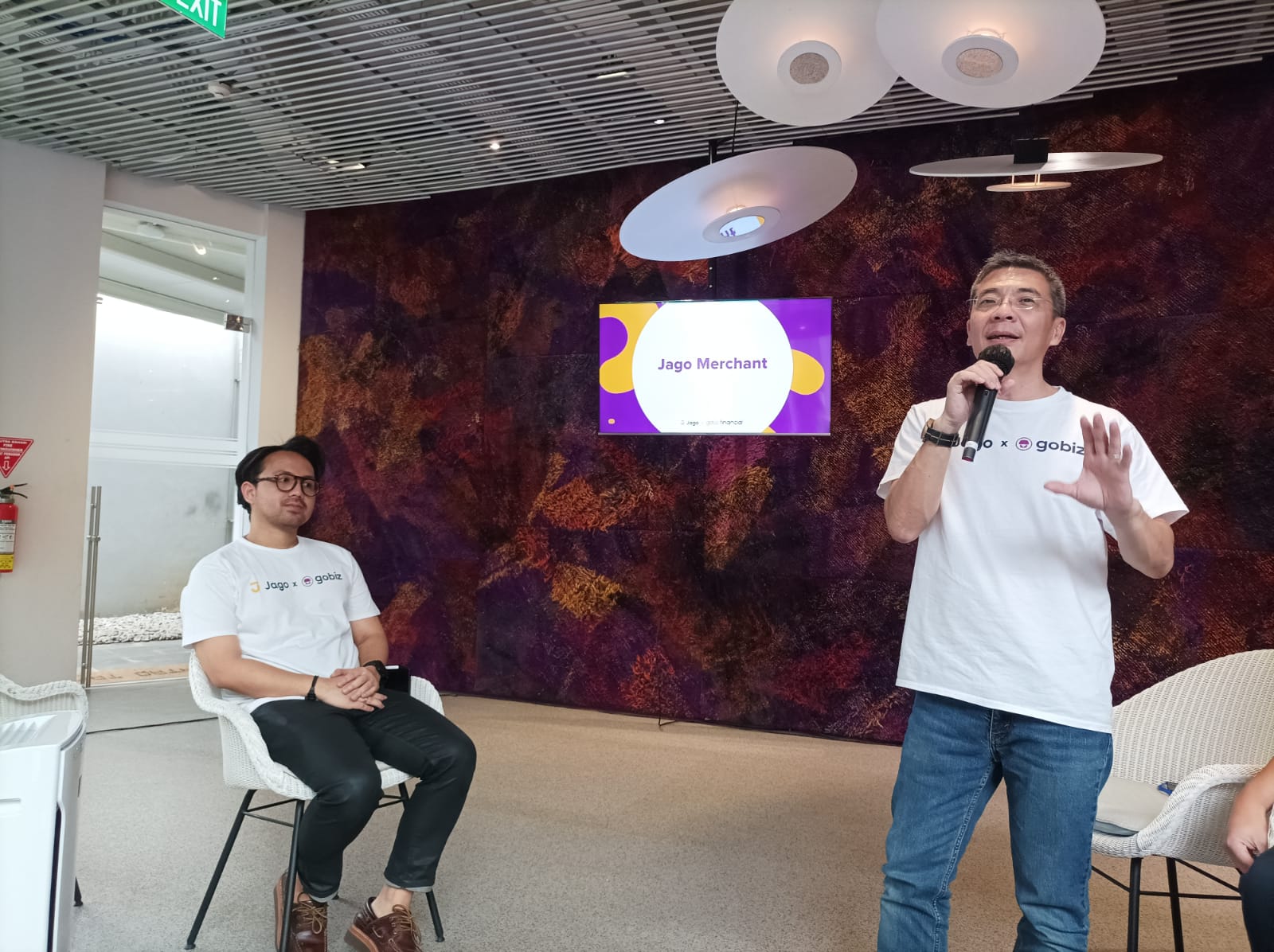 Head of Merchant Business Bank Jago, Vincent C. Soegijanto (kanan) dan Group Head Merchant Marketing Gojek dan GoTo Financial, Bayu Ramadhan