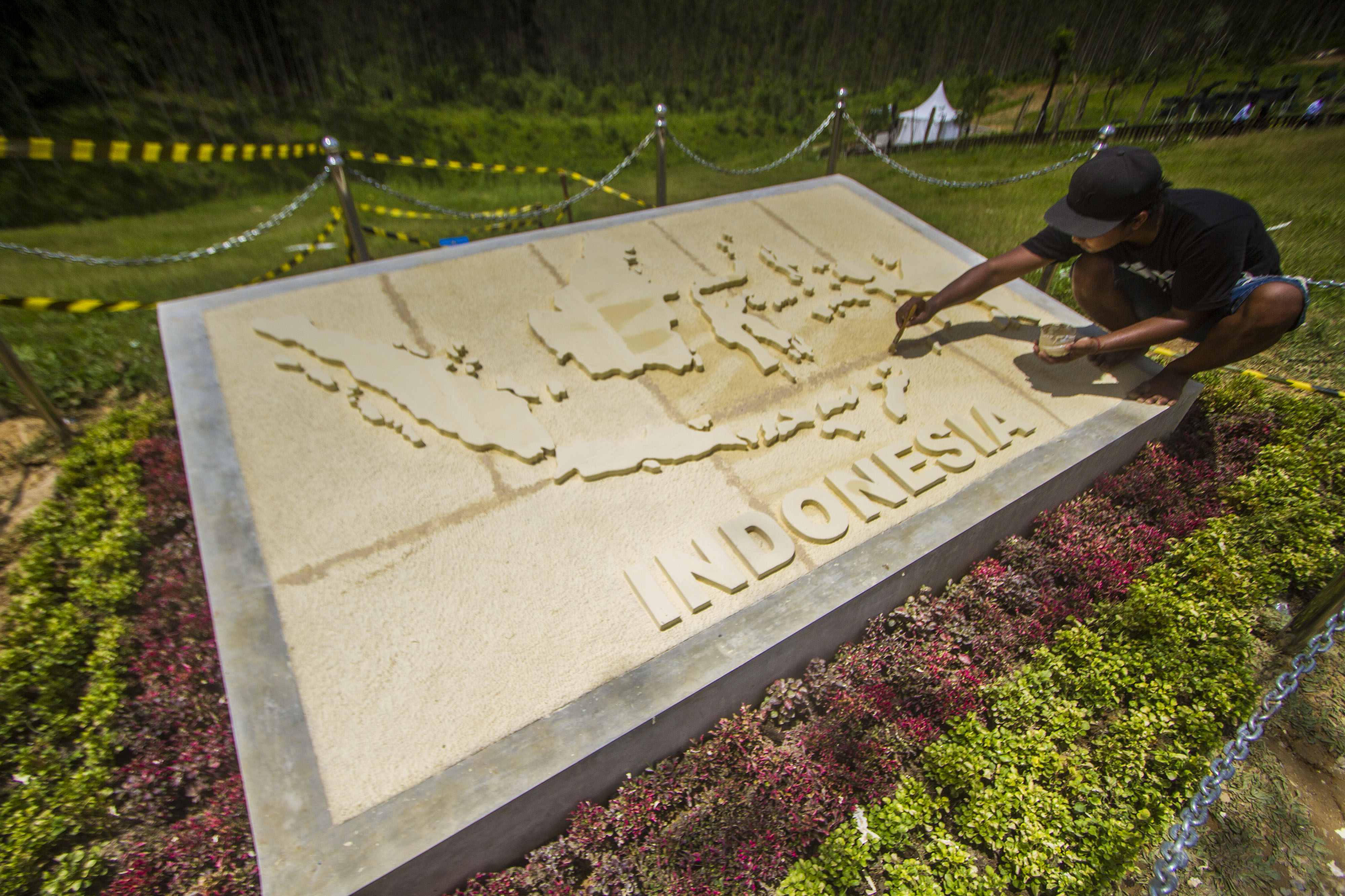 Pekerja menyelesaikan pembuatan prasasti  di titik nol kilometer IKN Nusantara di Kabupaten Penajam Paser Utara, Kalimantan Timur.