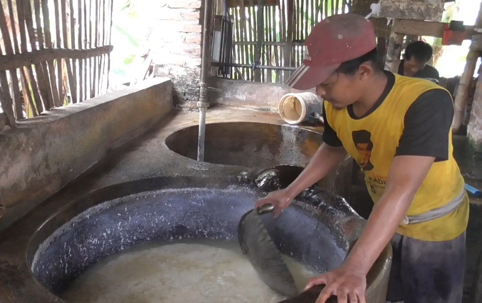 Perajin tahu di Sidoarjo, Jawa Timur.