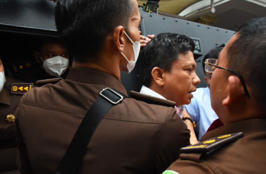 Mantan Kadiv Propam Polri Ferdy Sambo dikawal petugas Brimob menuju kendaraan taktis saat proses pelimpahan berkas perkara tahap dua di Gedu