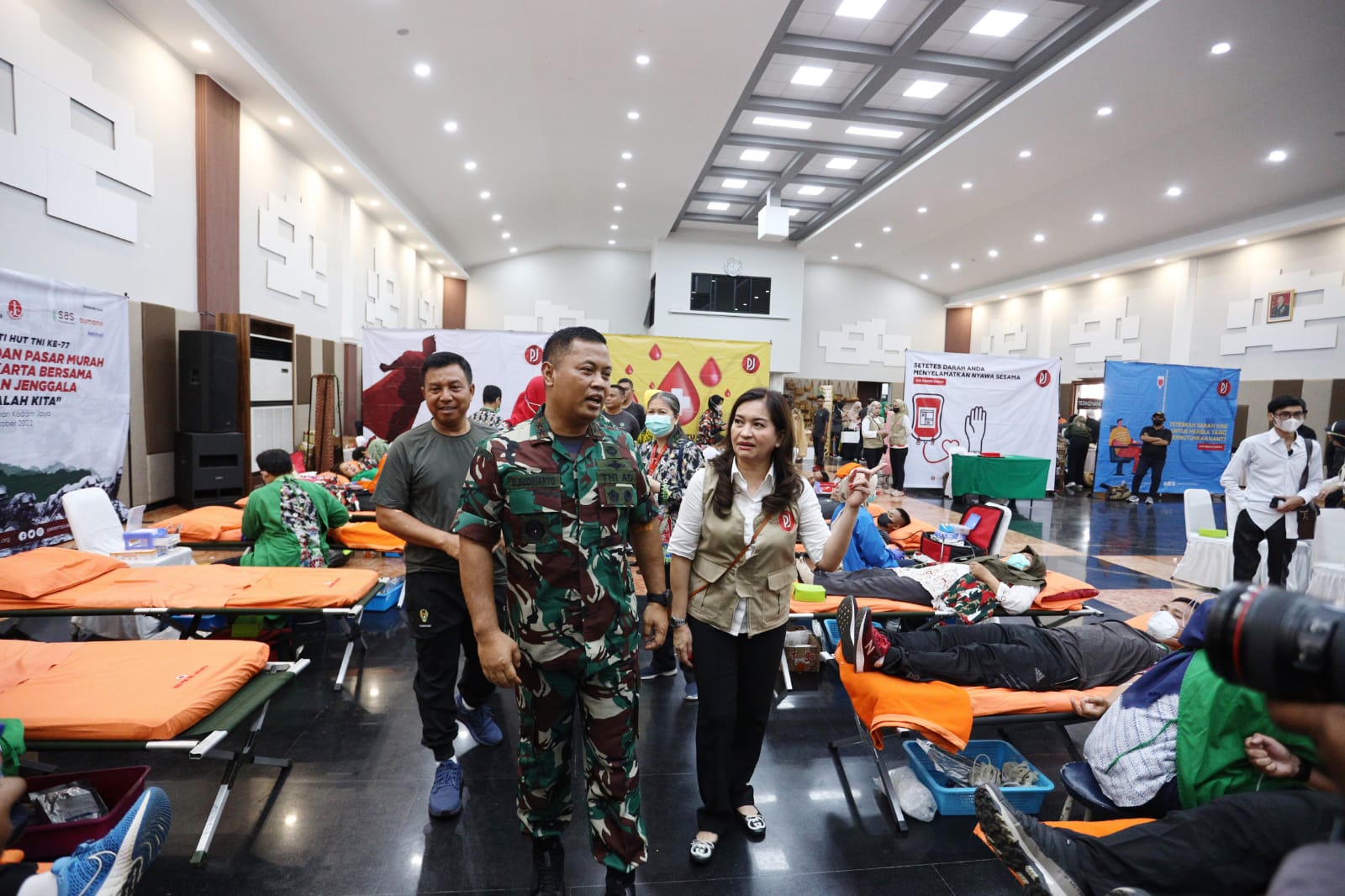 Pangdam Jaya Mayjen Untung Budiarto bersama Ketua Umum Perempuan Jenggala Vickiy W Kartiwa meninjau kegiatan  pasar murah dan donor darah
