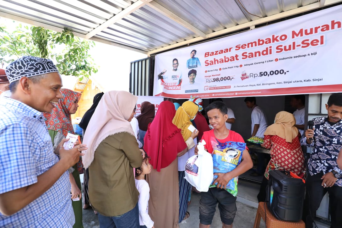 Relawan UKM Sahabat Sandi menggelar bazar murah di Makassar, Sulsel, Sabtu (1/10/2022)