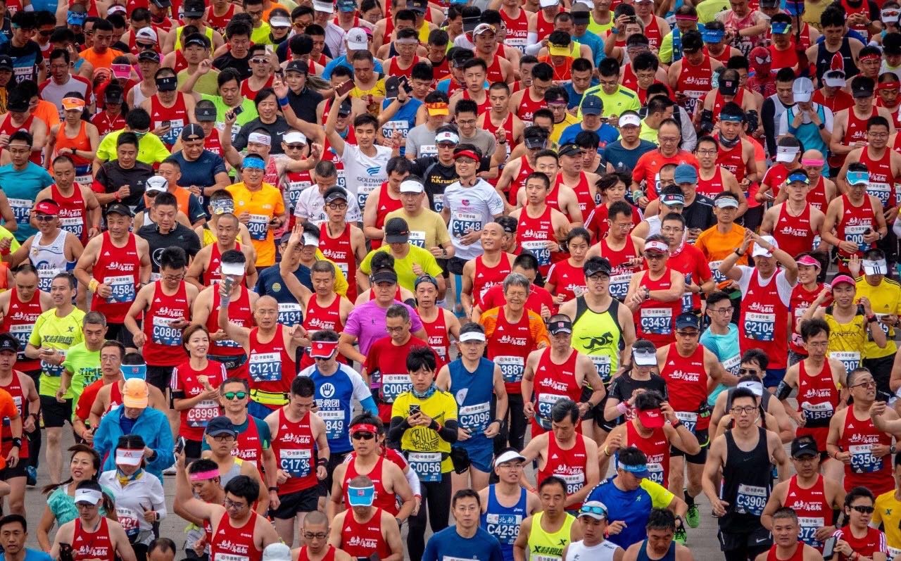Para pelari ambil bagian dalam Maraton Beijing pada 2019.