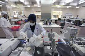 Pekerja melakukan proses produksi obat di pabrik Pzifer Indonesia. 